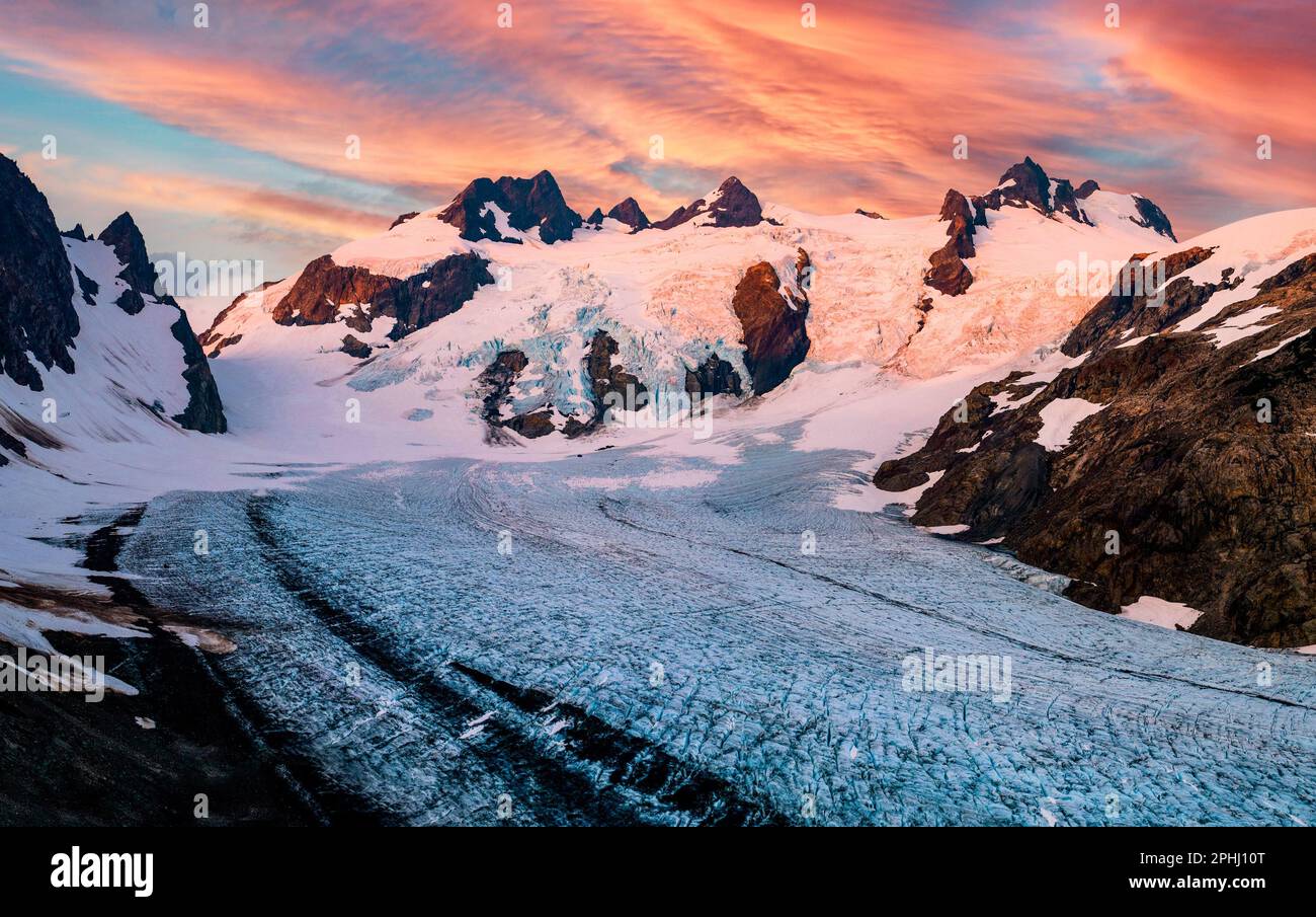 Sonnenaufgang beleuchtet den Eisfall des Blauen Gletschers auf dem Olymus. Olympic-Nationalpark, Washington. Stockfoto