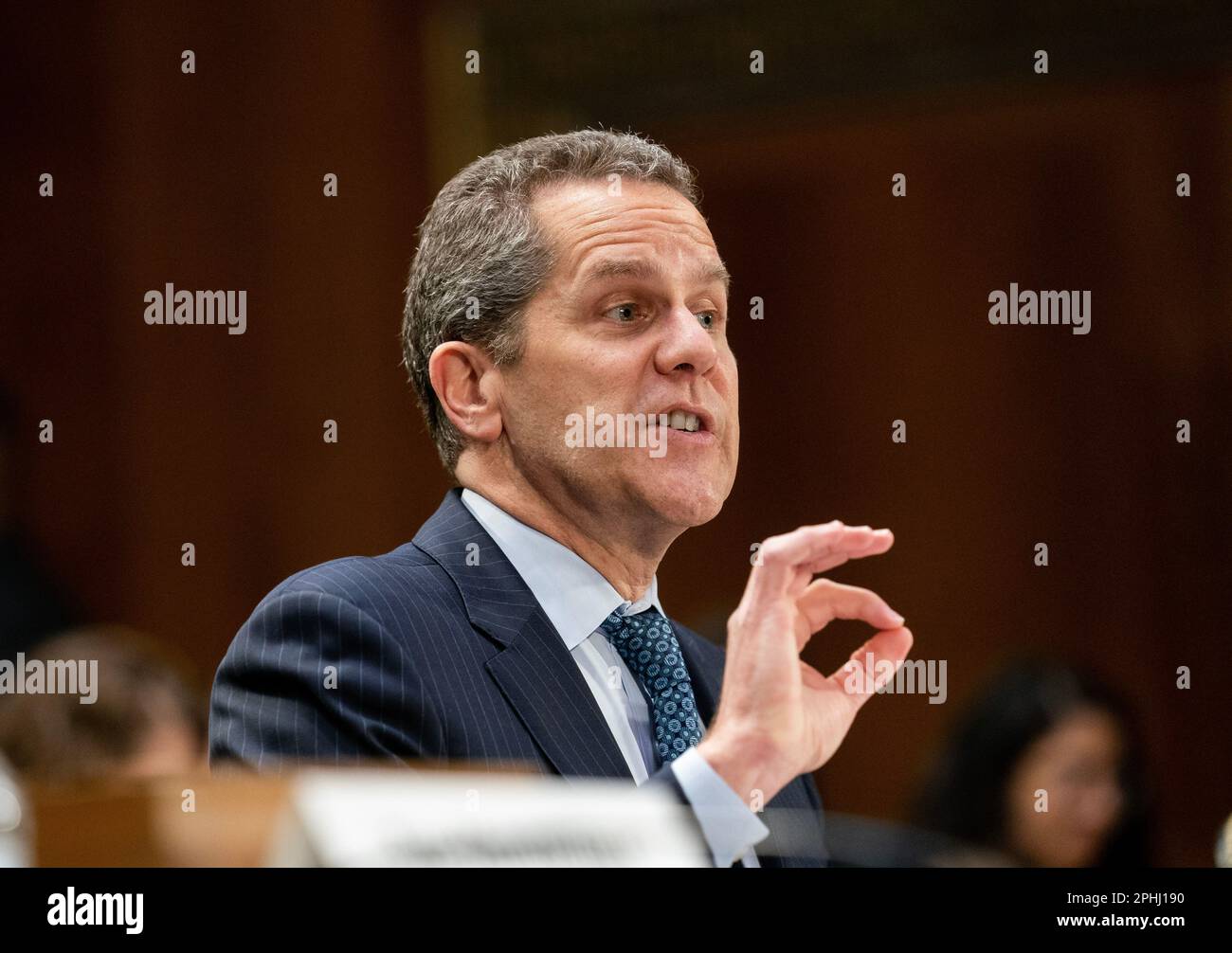 Washington, USA. 28. März 2023. Stellvertretender Vorsitzender für Aufsicht des Gouverneursrats des Federal Reserve System Michael Barr nimmt am 28. März 2023 an einer Anhörung des Senatsausschusses für Banken, Wohnungswesen und städtische Angelegenheiten zum Thema "Recent Bank Insolvenzen and the Federal Regulatory Response" auf Capitol Hill in Washington, DC, USA, Teil. Kredit: Liu Jie/Xinhua/Alamy Live News Stockfoto