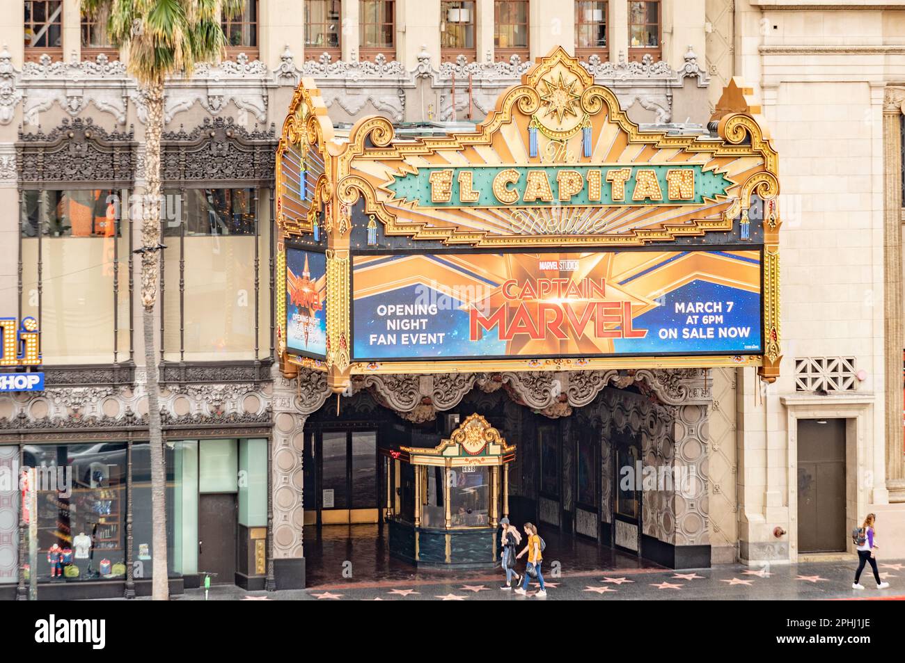 Los Angeles, USA - 5. März 2019: Hollywood und Fassade des berühmten Kinos el Capitan und Chirardelli disney Place am Tag. Stockfoto