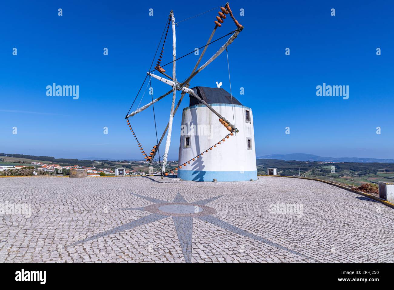 Europa, Portugal, Moita dos Ferreiros. Moinhos de Ventos. Windmühlen traditionelle Tontöpfe, Krüge, die den Wind einfangen. Stockfoto