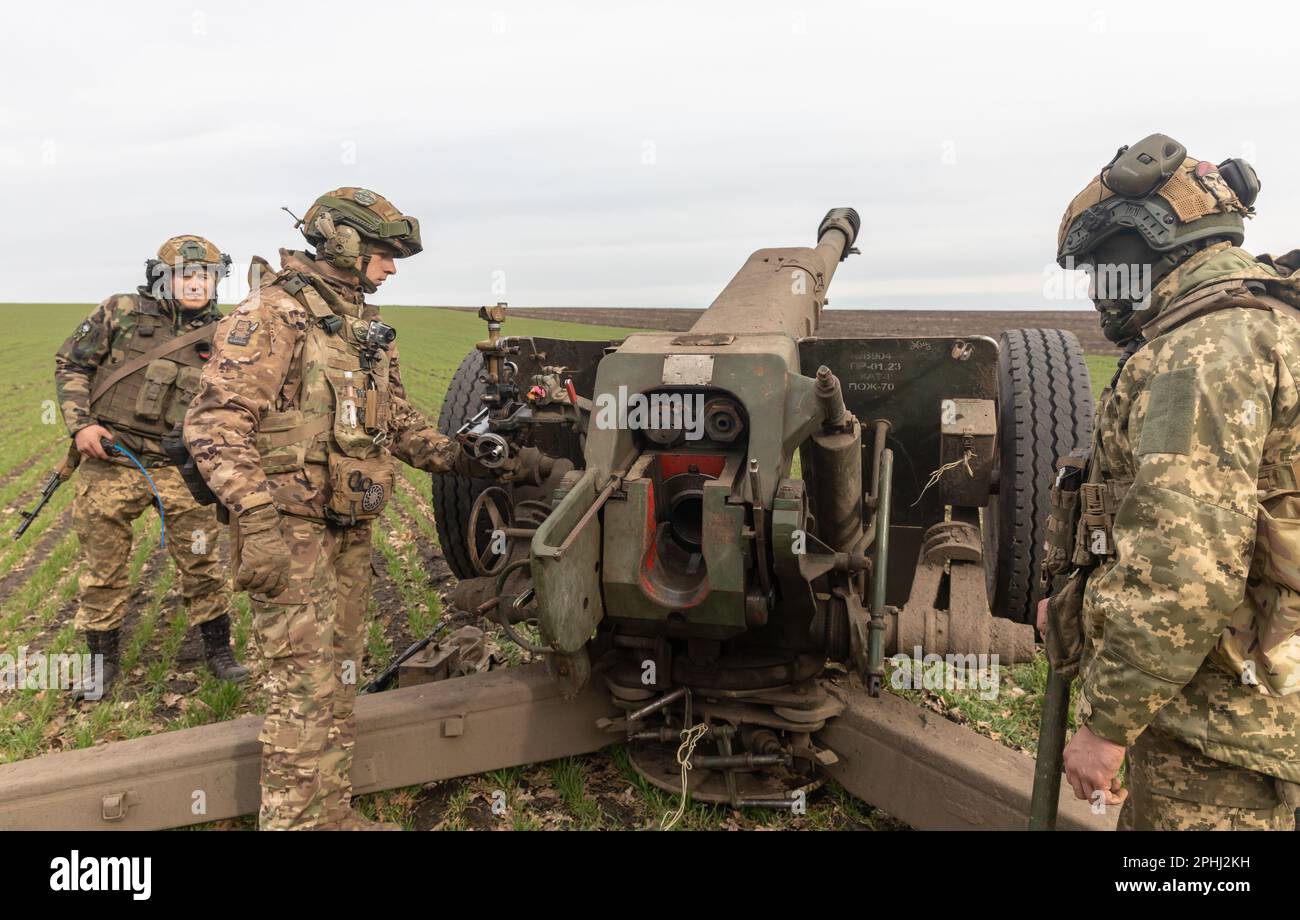 Eine Artilleriecrew wartet auf Anweisungen des Mannschaftsführers und weitere Befehle, während sie einen 122mm-m-Howitzer D-30 zum Abschuss vorbereiten. Ukroboronprom, der staatseigene ukrainische Verteidigungskonglomerat, hat seine erste Lieferung von 122-mm-Artilleriegeschossen an die ukrainische Armee geliefert. Das Projektil Kaliber 122 wird von der ukrainischen Artillerie verwendet, während sie mit dem nachlaufenden D-30-Haubitzer (maximale Reichweite: 15.400 m) und 2S1 Gvozdika Sau (maximale Reichweite: 15.200 m) arbeitet. Dies ist Teil der Bemühungen der Ukraine, ihre Selbstversorgung und Sicherheit durch die Aufnahme ihrer eigenen Munitisproduktion zu erhöhen Stockfoto