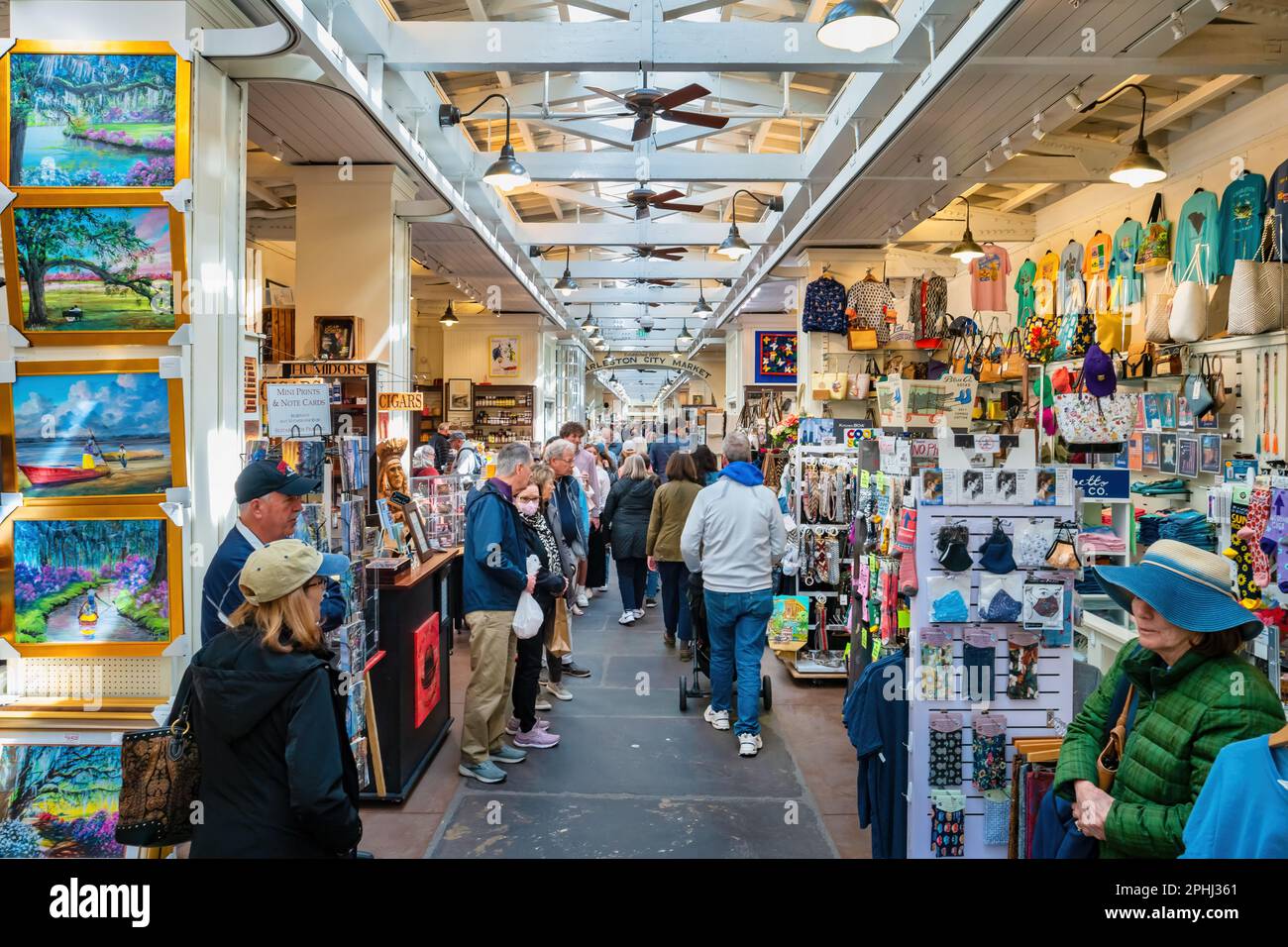 Auf dem historischen Marktkomplex City Market im Zentrum von Charleston, South Carolina, USA, könnt ihr einkaufen. Stockfoto