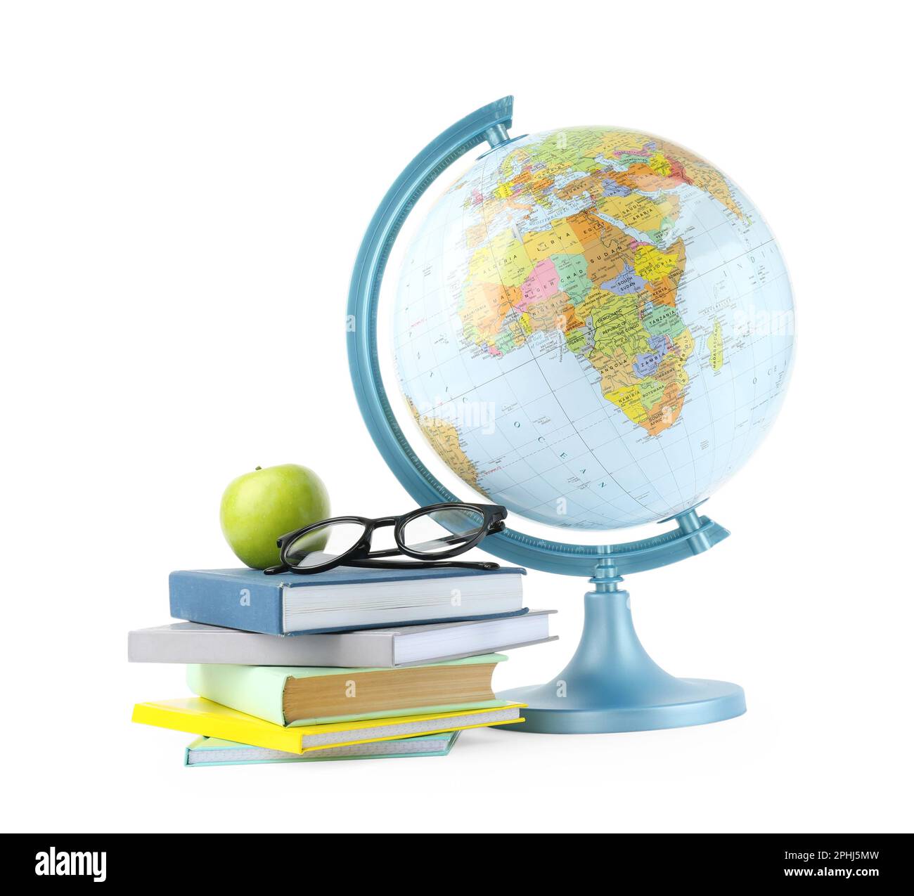 Plastikmodell Erde, Apfel, Brille und Bücher auf weißem Hintergrund. Geografie-Lektion Stockfoto