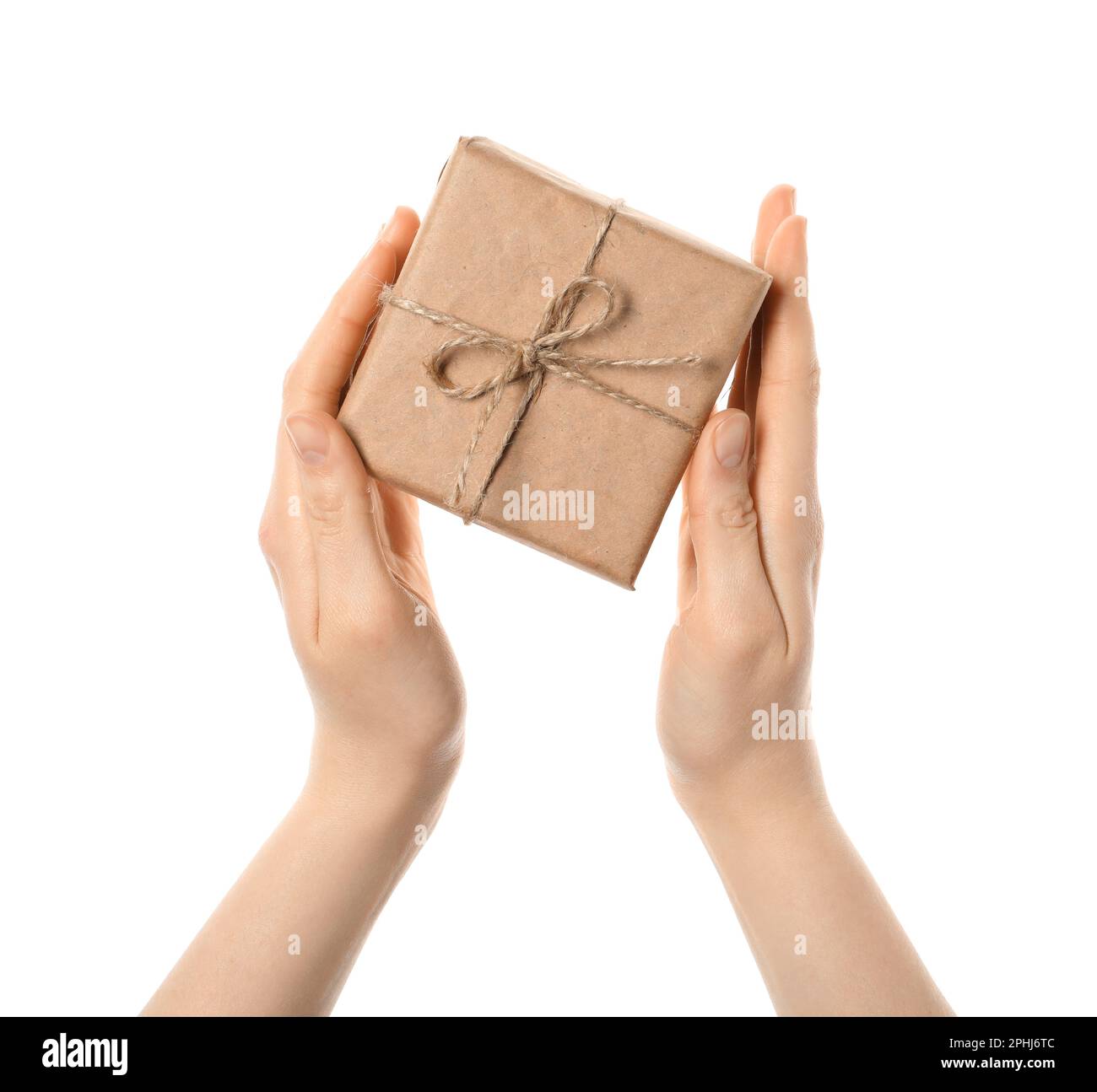 Frau hält Paket in Kraftpapier auf weißem Hintergrund gewickelt, Nahaufnahme Stockfoto