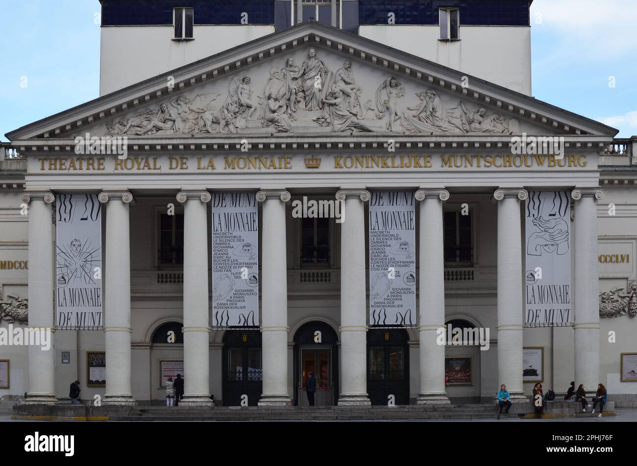 BRÜSSEL, BELGIEN - 13. JUNI 2019: Schöner Blick auf das Königliche Theater des La Monnaie-Gebäudes Stockfoto BRÜSSEL, BELGIEN - 13. JUNI 2019: Schöner Blick auf das Königliche Theater des La Monnaie-Gebäudes Stockfoto