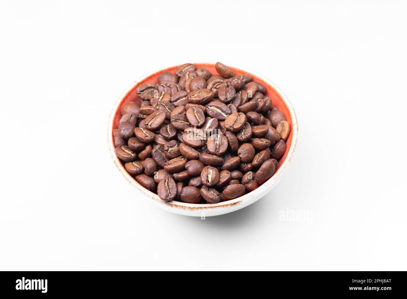 Dunkel geröstete kolumbianische Kaffeebohnen auf weißem Hintergrund Stockfoto