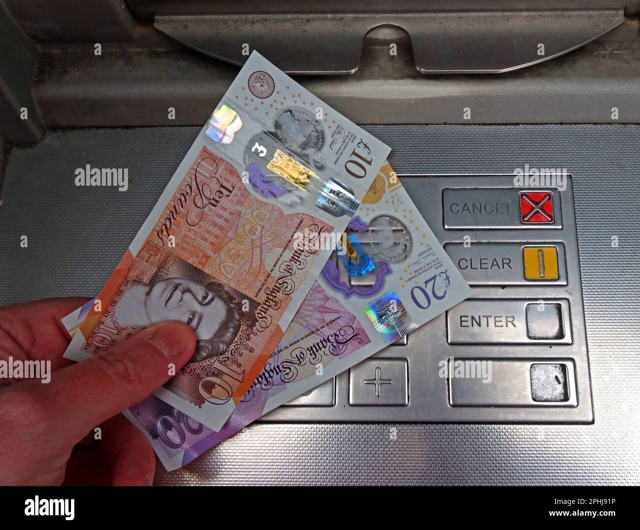 Geldscheine der Bank of England, ausgegeben von einem lokalen Geldautomaten, Geldautomat, Newcastle upon Tyne, Großbritannien, NE1 5pg Stockfoto