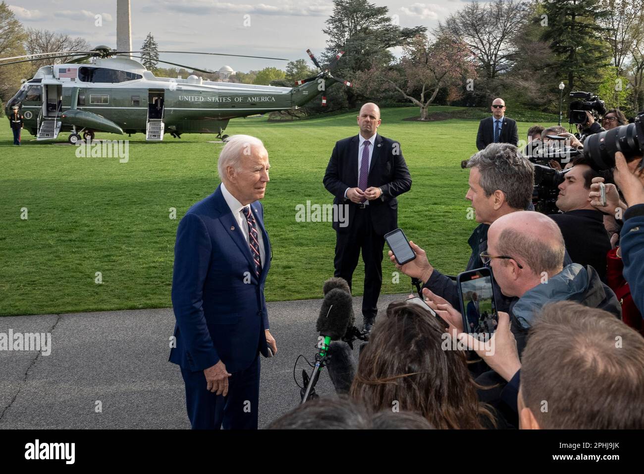 US-Präsident Joe Biden spricht am Dienstag, den 28. März 2023, vor Medienvertretern über den südlichen Rasen des Weißen Hauses in Washington, DC. Biden war in Morrisville, North Carolina, auf einer Tour durch Wolfspeed, einen Halbleiterhersteller. Kredit: Ken Cedeno/Pool über CNP Stockfoto