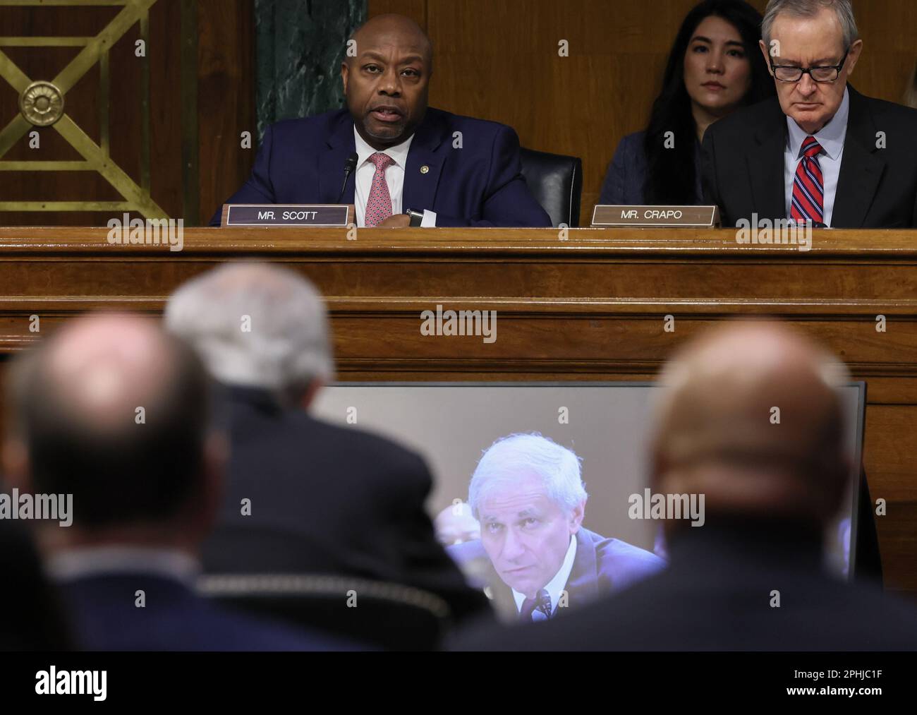 Das Ranking-Mitglied Senator Tim Scott (R-SC) befragte Zeugen während einer Anhörung von Senat Banking, Housing, and Urban Affairs, die am 28. März 2023 im Dirksen Senate Office Building in Washington DC stattfand, um die jüngsten Bankausfälle und die Reaktion der US-Aufsichtsbehörden zu untersuchen. Foto: Jemal Countess/UPI Credit: UPI/Alamy Live News Stockfoto