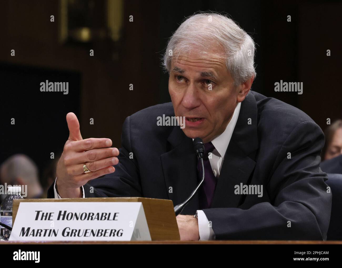 Martin Gruenberg, Vorsitzender der Federal Deposit Insurance Corporation, spricht bei einer Anhörung des Senats für Banken, Wohnungswesen und Stadtentwicklung, die am 28. März 2023 im Dirksen Senate Office Building in Washington DC stattfand, um die jüngsten Bankausfälle und die Reaktion der Bundesbehörden zu untersuchen. Foto: Jemal Countess/UPI Credit: UPI/Alamy Live News Stockfoto