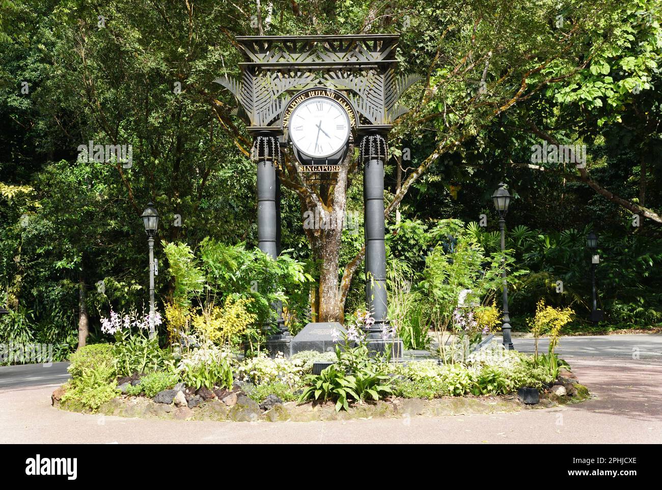 Cluny Road, Singapur - 20. Februar 2023 - der Uhrenturm am Eingang zum National Orchid Garden Stockfoto