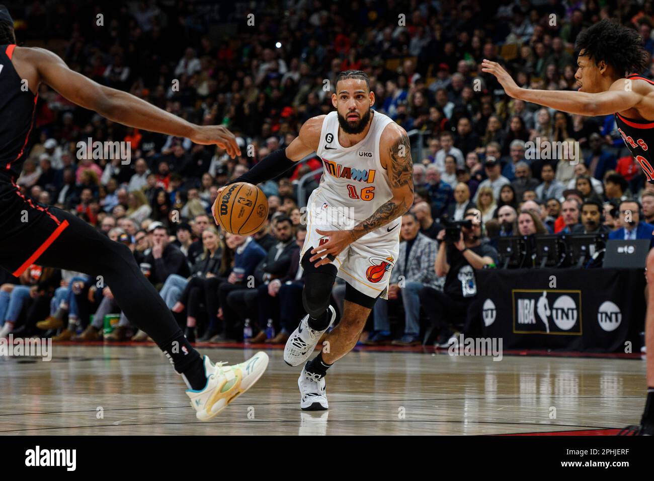 Miami Heat forward Caleb Martin (16) drives to the net during the second half of an NBA basketball game against the Toronto Raptors in Toronto on Tuesday, March 28, 2023. (Christopher Katsarov/The Canadian Press via AP) Stockfoto
