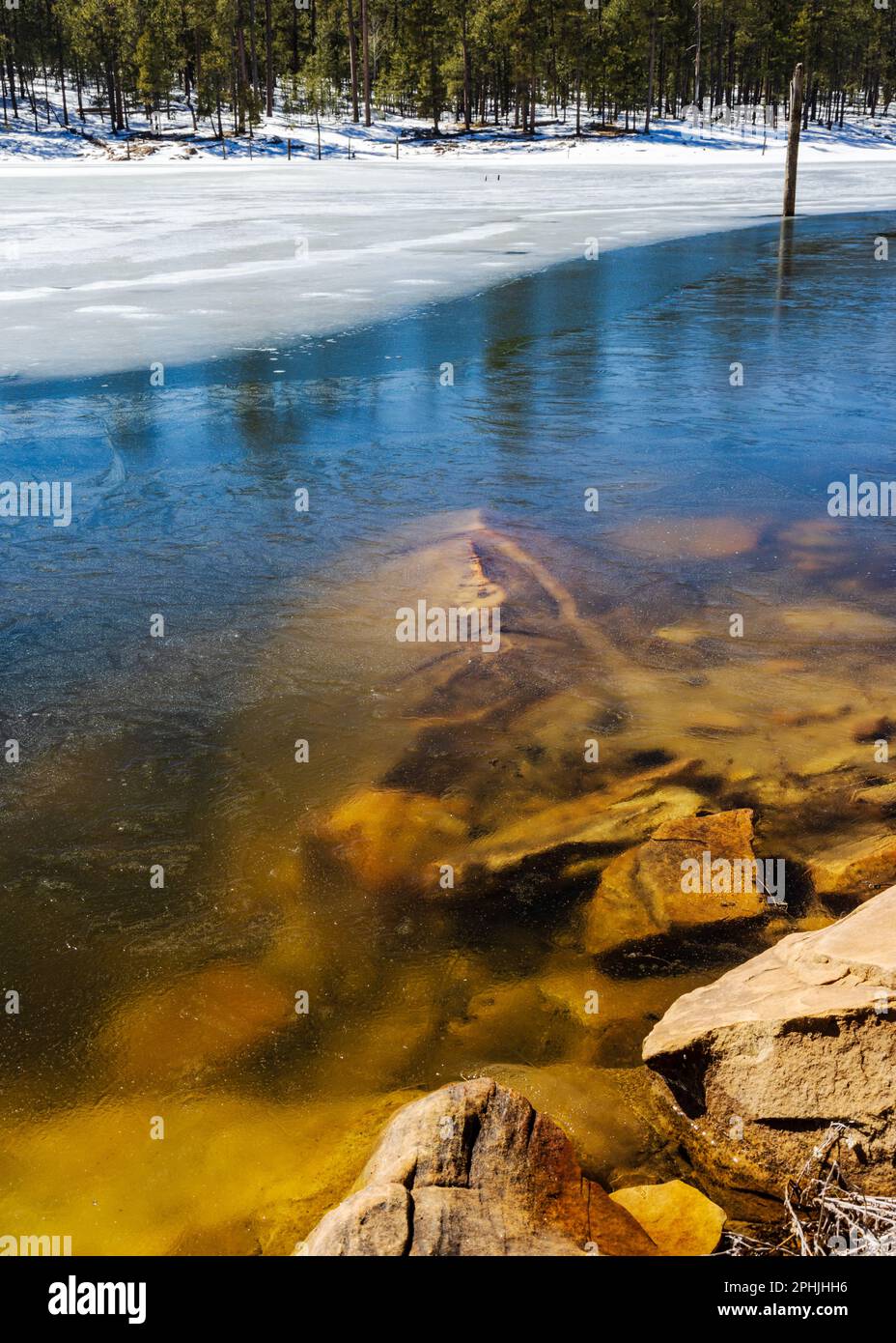 Ein farbenfroher, teilweise gefrorener Willow Springs See am Mogollon Rim bei Payson, Arizona. Stockfoto