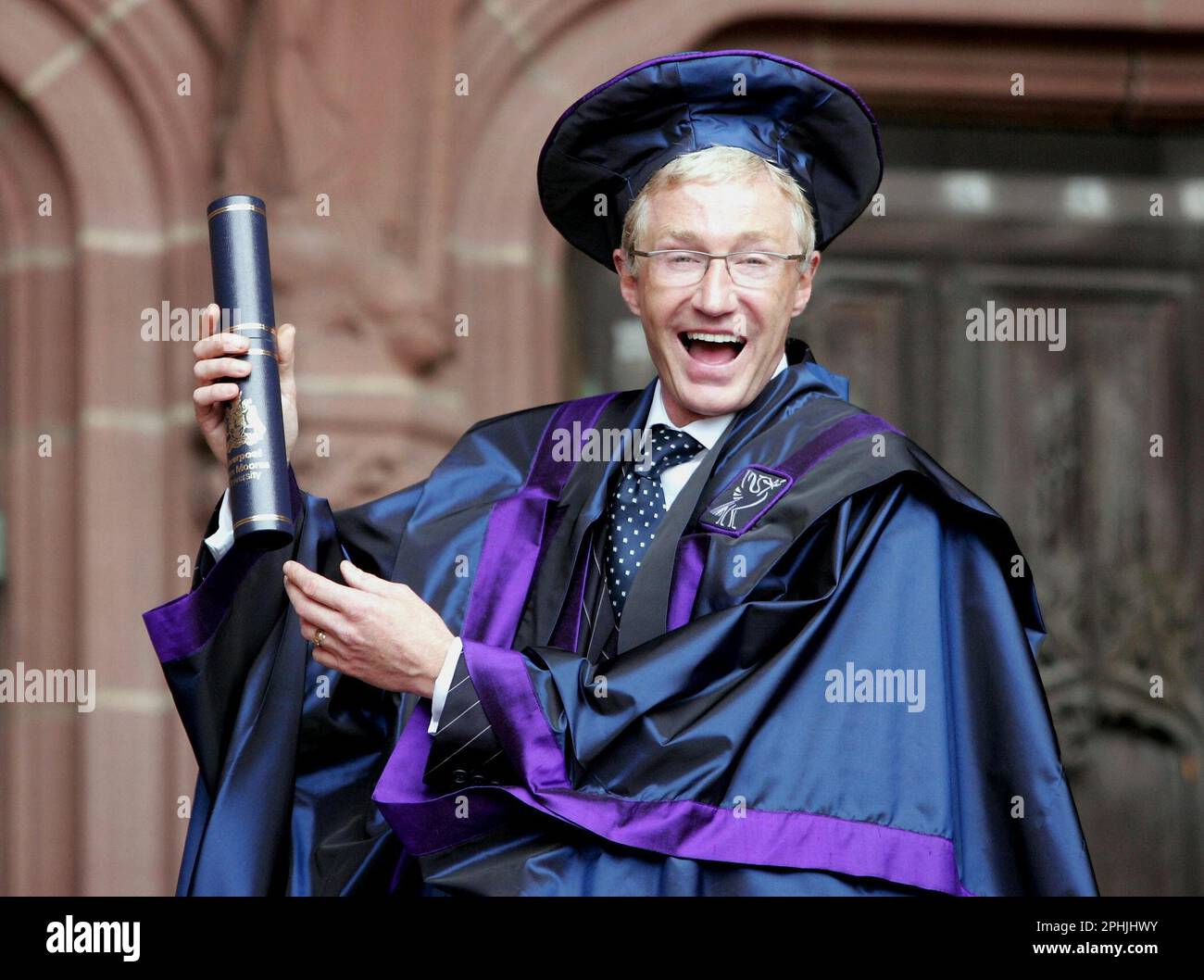 Aktenfoto vom 22.07/05 von Paul O'Grady nach Erhalt eines Ehrenstipendiums von der Liverpool John Moores University für Unterhaltungsdienstleistungen. Der Fernsehmoderator und Komiker Paul O'Grady ist im Alter von 67 Jahren gestorben, sagte sein Partner Andre Portasio. Der Fernsehstar, auch bekannt für seine Drag-Queen-Persönlichkeit Lily Savage, starb „unerwartet, aber friedlich“ am Dienstagabend, eine Erklärung, die der PA-Nachrichtenagentur über einen Repräsentanten mitgeteilt wurde. Ausgabedatum: Mittwoch, 29. März 2023. Stockfoto