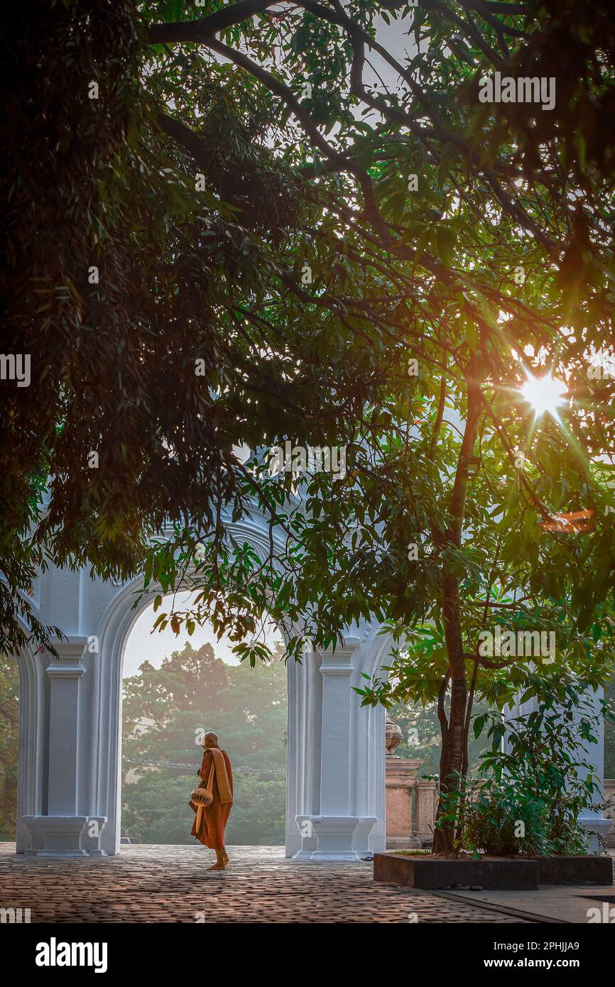 Ein buddhistischer Mönch mit sonniger architektonischer Landschaft. Stockfoto