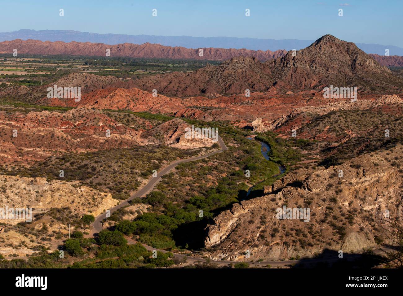 Zerklüftete rote Berge in der Nähe von Huaco, Provinz San Juan, Argentinien Stockfoto