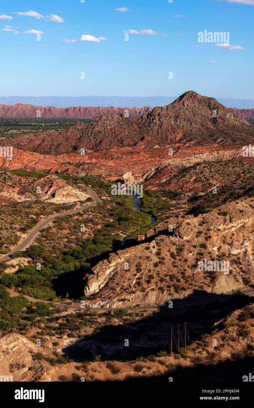 Zerklüftete rote Berge in der Nähe von Huaco, Provinz San Juan, Argentinien Stockfoto