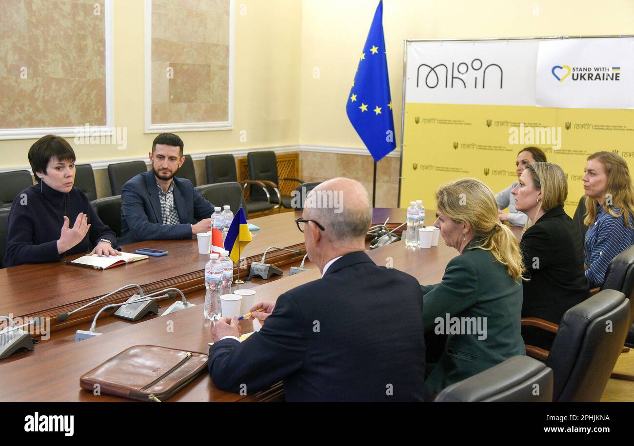 Nicht exklusiv: KIEW, UKRAINE - 28. MÄRZ 2023 - Stellvertretende Ministerin für Kultur und Informationspolitik Halyna Hryhorenko und Stellvertretende Generaldirektorin der Stockfoto