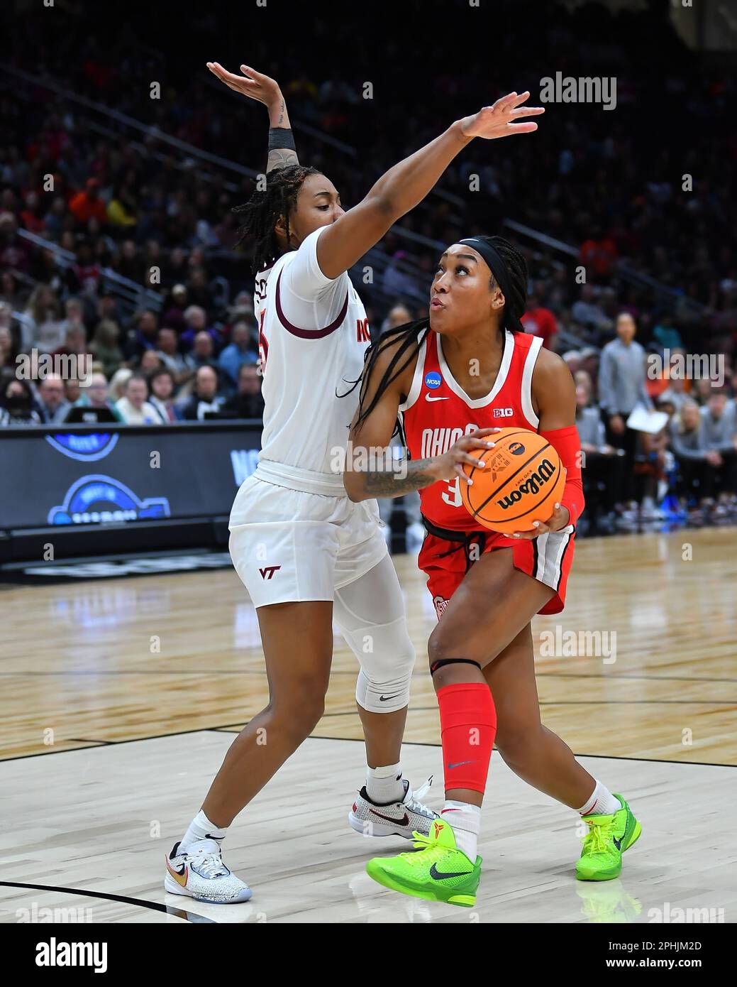 26. März 2023: Ohio State Buckeyes Forward Cotie McMahon (32) in der Farbe während des NCAA-Basketballspiels des NCAA Regional Final für Frauen zwischen Ohio State und Virginia Tech in der Climate pledge Arena in Seattle, WA. Virginia Tech besiegte Ohio State 84-74, um in das erste Finale 4 vorzudringen. Steve Faber/CSM Stockfoto