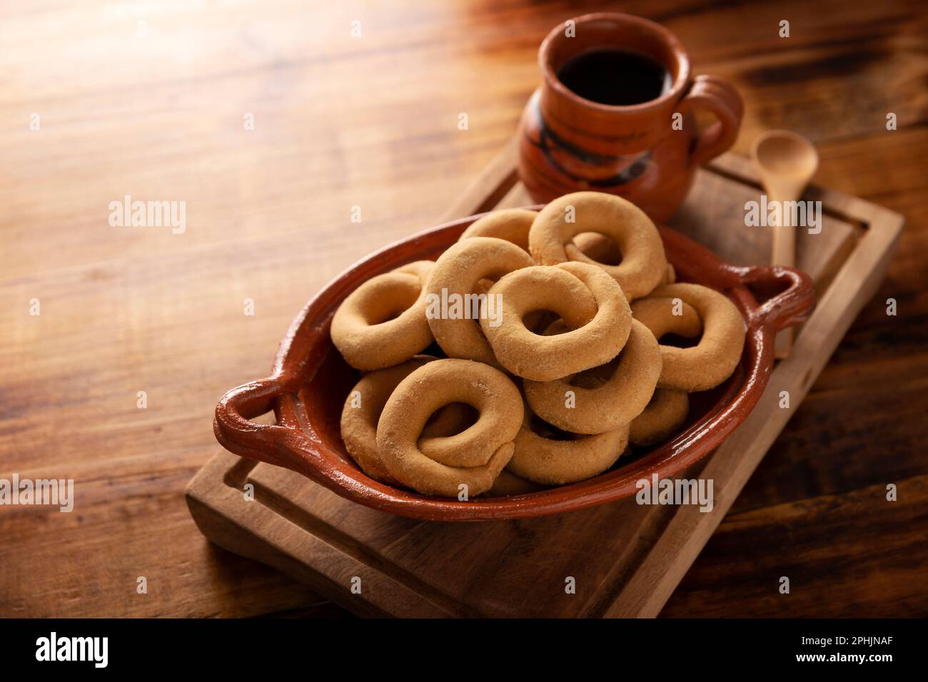 Coricos, mexikanische Maismehl-Kekse. Auch bekannt als Harinillas de maíz crudo, Tacuarines, Ensecos, Biscochuelos, Coricochis oder Pemoles, Begleitet von einem Stockfoto