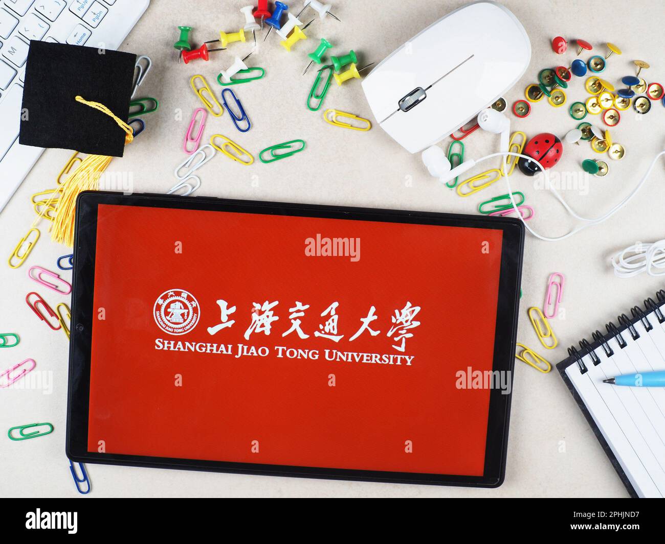 Bayern, Deutschland. 31. Dezember 2015. In dieser Fotoabbildung wird das Shanghai Jiao Tong University Logo auf einem Tablet angezeigt. (Kreditbild: © Igor Golovniov/SOPA Images via ZUMA Press Wire) NUR REDAKTIONELLE VERWENDUNG! Nicht für den kommerziellen GEBRAUCH! Stockfoto