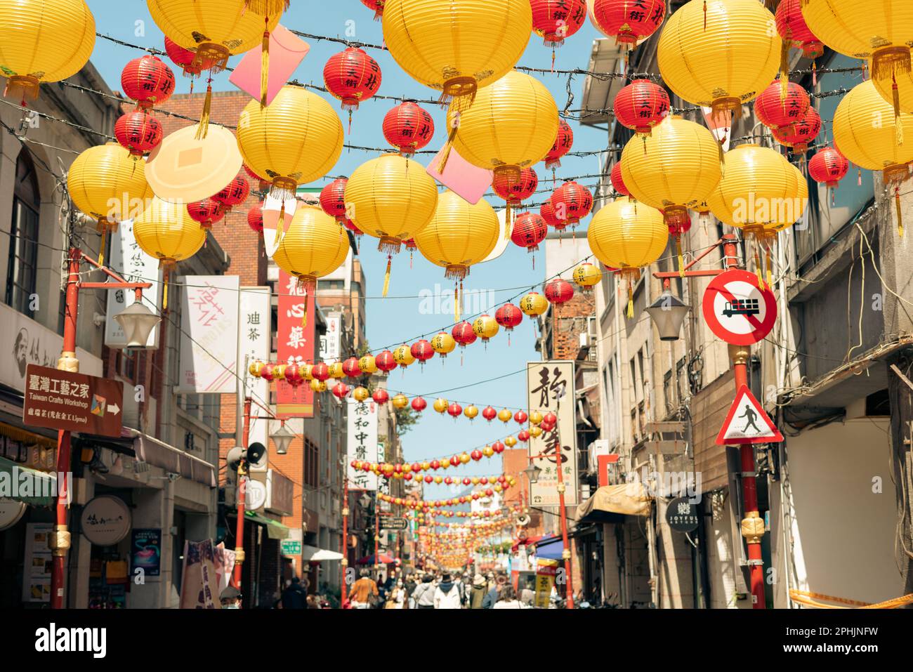 Taipei, Taiwan - 5. März 2023 : traditionelle Einkaufsstraße Dihua Stockfoto