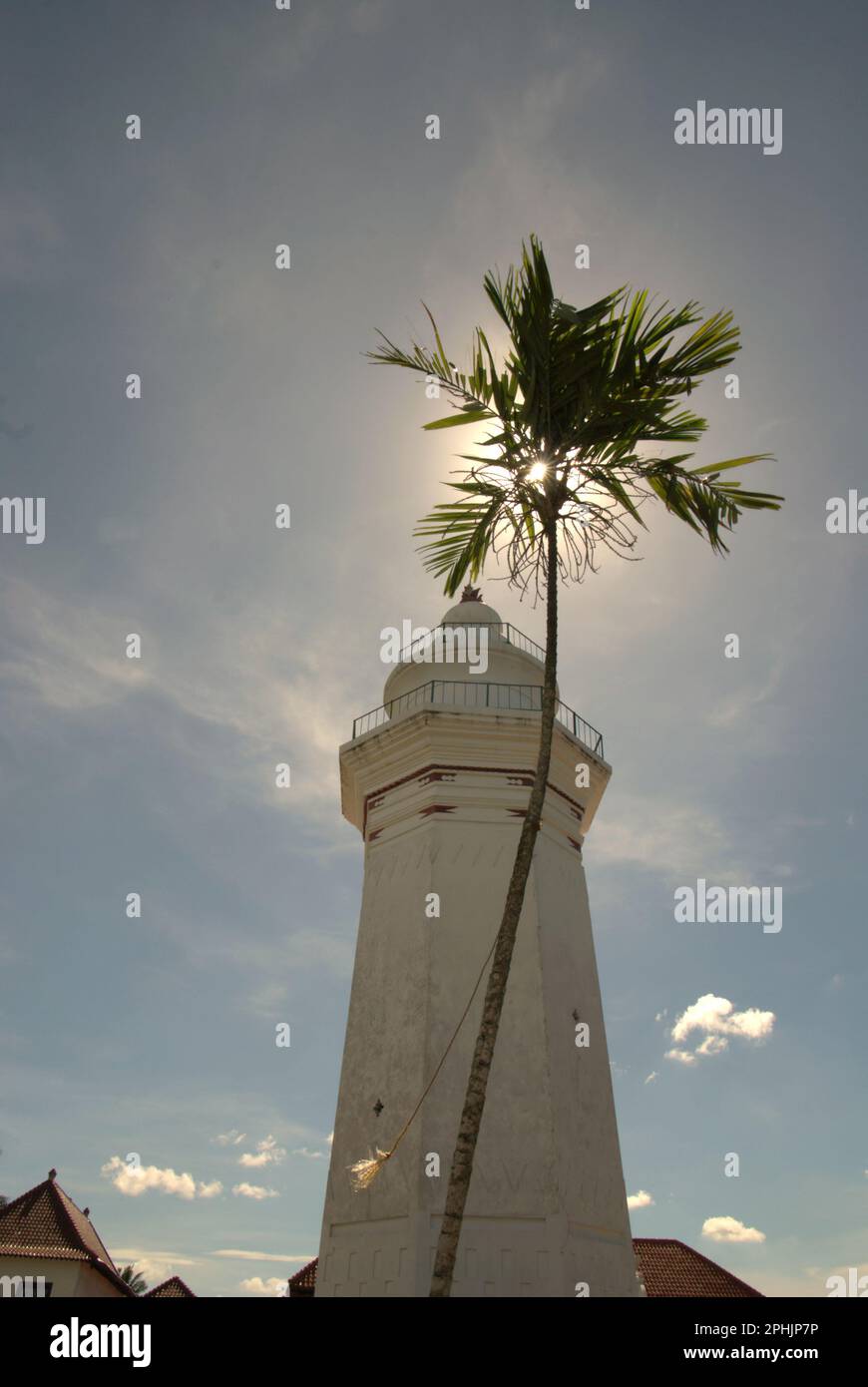 Der Turm der Großen Moschee von Banten, ein kulturelles Erbe aus der Banten Sultanate-Zeit, befindet sich in einer Gegend, die heute Banten Lama (Altes Banten) in Serang, Banten, Indonesien, genannt wird, auf diesem Foto, das 2010 aufgenommen wurde. „Die Nachhaltigkeit des Kulturerbes ist eng mit der effektiven Beteiligung der lokalen Gemeinschaften an der Erhaltung und Bewirtschaftung dieser Ressourcen verbunden“, so ein Wissenschaftlerteam unter Leitung von Sunday Oladipo Oladeji in ihrem Forschungsartikel, der am 28. Oktober 2022 im Sage Journal veröffentlicht wurde. Die Gegend um Banten Lama (Old Banten) war Teil des wichtigen Hafens von Banten Sultanate,... Stockfoto