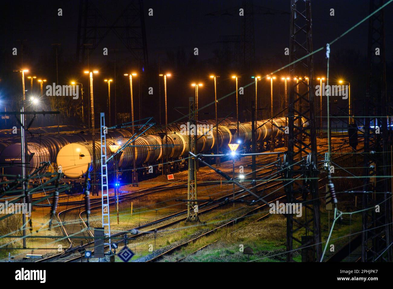 Magdeburg, Deutschland. 29. März 2023. Morgens machen wir Pausen über dem Rothensee-Rangierplatz, wo Kesselwagen geparkt sind. Die Schienen befinden sich am Rande des Hafengebiets der Landeshauptstadt Magdeburg. Nach einer trockenen und frostfreien Nacht ist der Frühlingstag in der Region ein wechslungvoller Tag. Es gibt möglicherweise isolierte Regenschauer. Kredit: Klaus-Dietmar Gabbert/dpa/Alamy Live News Stockfoto