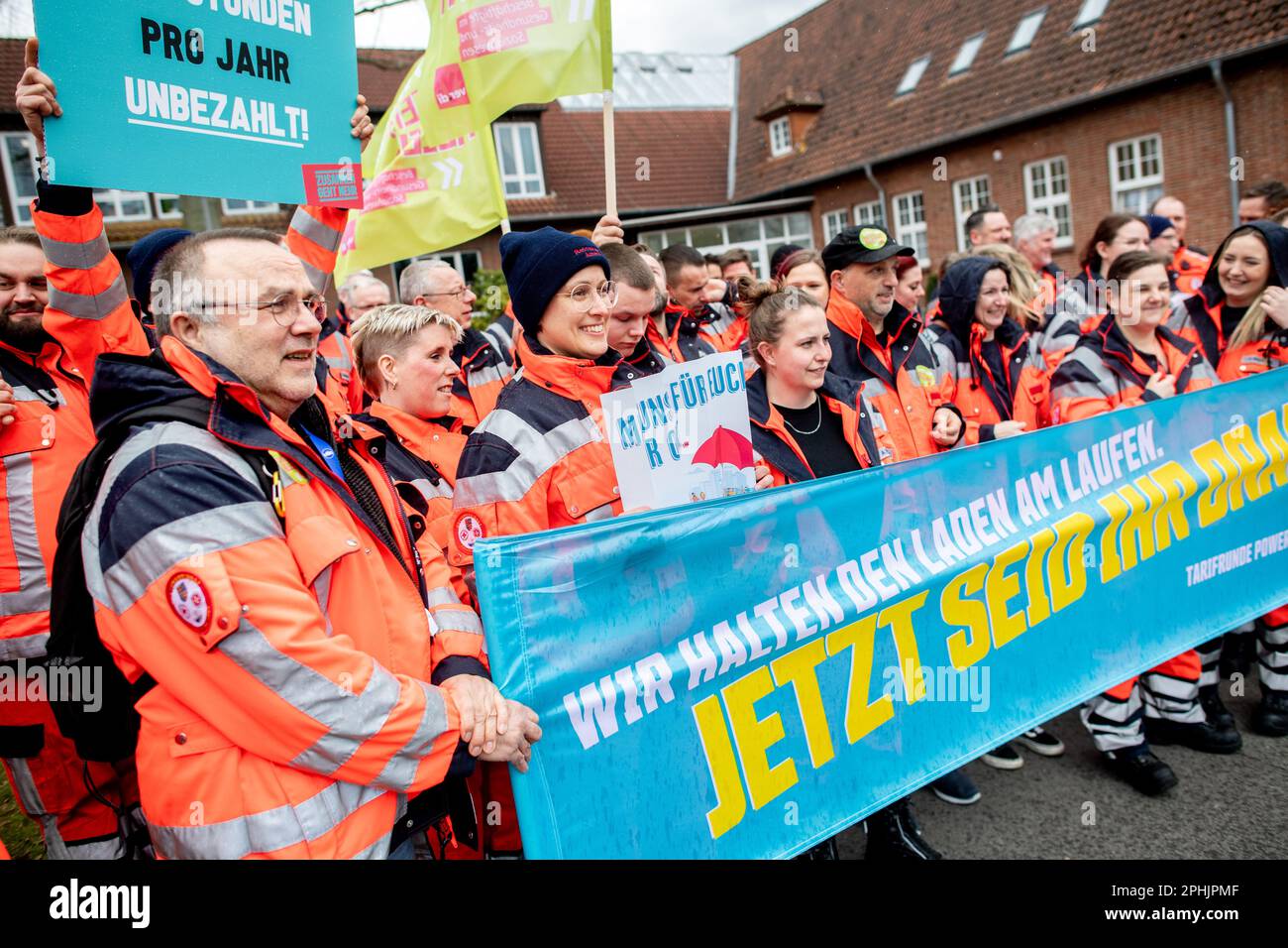 Westerstede, Deutschland. 22. März 2023. Mitarbeiter der Rettungsdienste der Bezirke Ammerland, Aurich, Wesermarsch und Friesland bewegen sich während einer Demonstration durch die Stadt. Die Gewerkschaft Verdi hat einen zweitägigen Mahnstreik im öffentlichen Sektor gefordert. In mehreren niedersächsischen Städten streiken die Transportunternehmen, Müllabfuhr, Kindertagesstätten und städtische Kliniken. Kredit: Hauke-Christian Dittrich/dpa/Alamy Live News Stockfoto