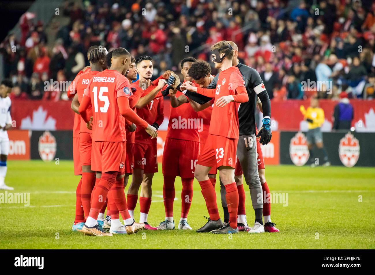 Toronto, Ontario, Kanada. 28. März 2023. Kanadische Spieler treffen sich vor dem Qualifikationsspiel der CONCACAF Nations League zwischen Kanada und Honduras auf dem BMO Field in Toronto. Das Spiel endete 4-1 für Kanada und schickte es ins Halbfinale. (Kreditbild: © Angel Marchini/ZUMA Press Wire) NUR REDAKTIONELLE VERWENDUNG! Nicht für den kommerziellen GEBRAUCH! Stockfoto
