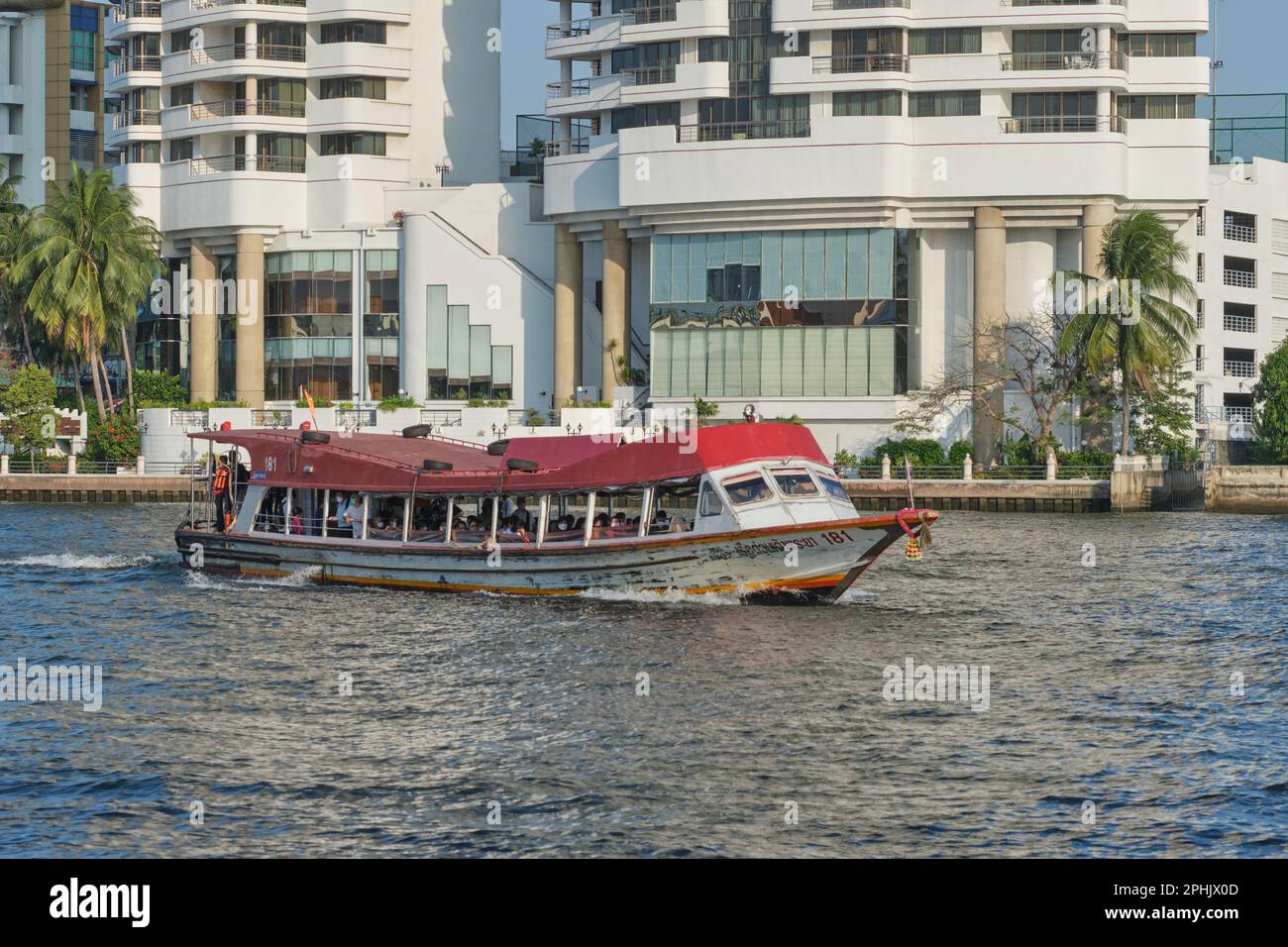 Ein sogenanntes Expressboot auf dem Chao Phraya River in Bangkok, Thailand, moderne Gebäude im Hintergrund Stockfoto