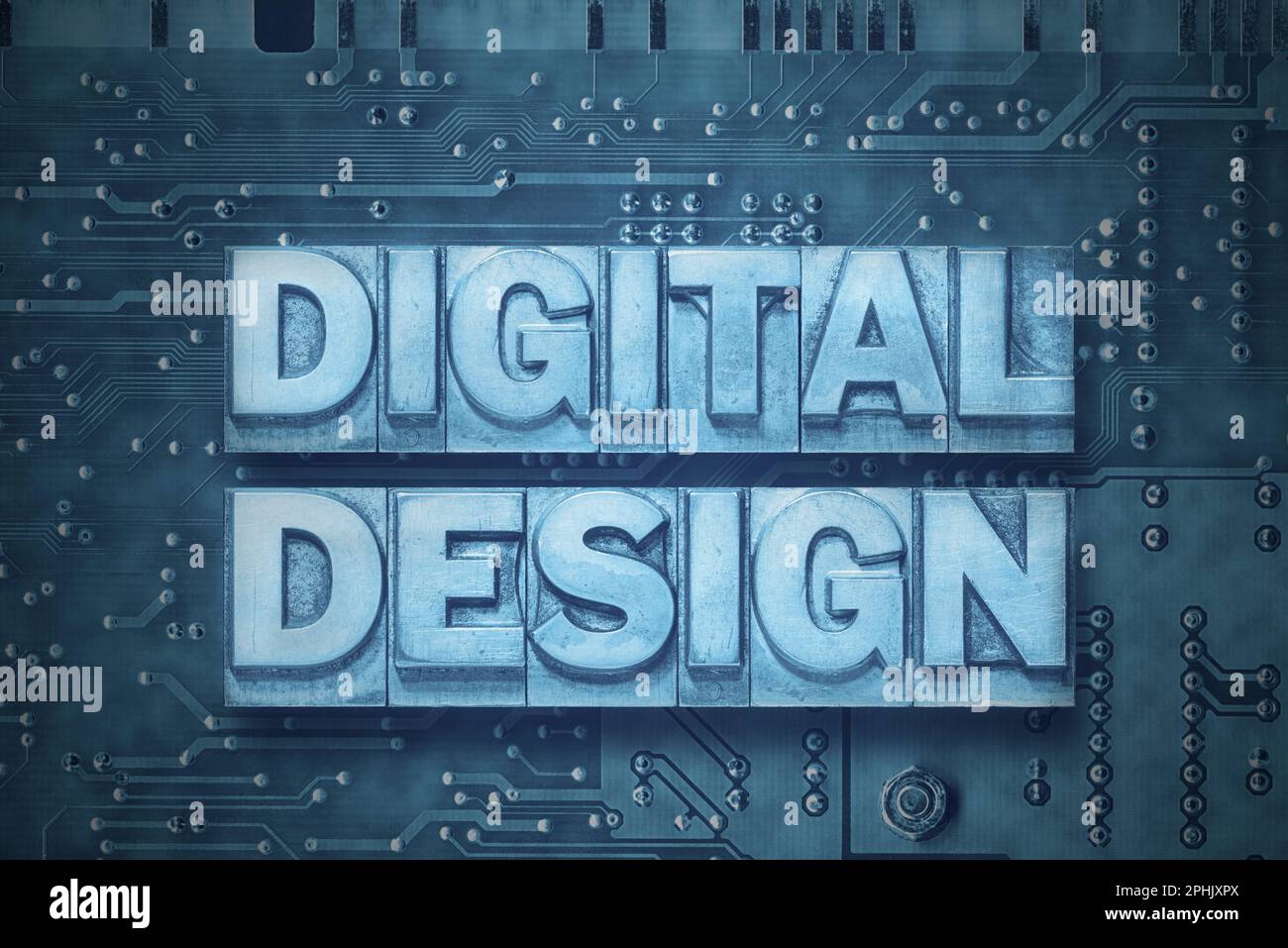 Digitaler Designsatz aus metallischen Buchdruckblöcken auf dem Hintergrund der PC-Platine Stockfoto