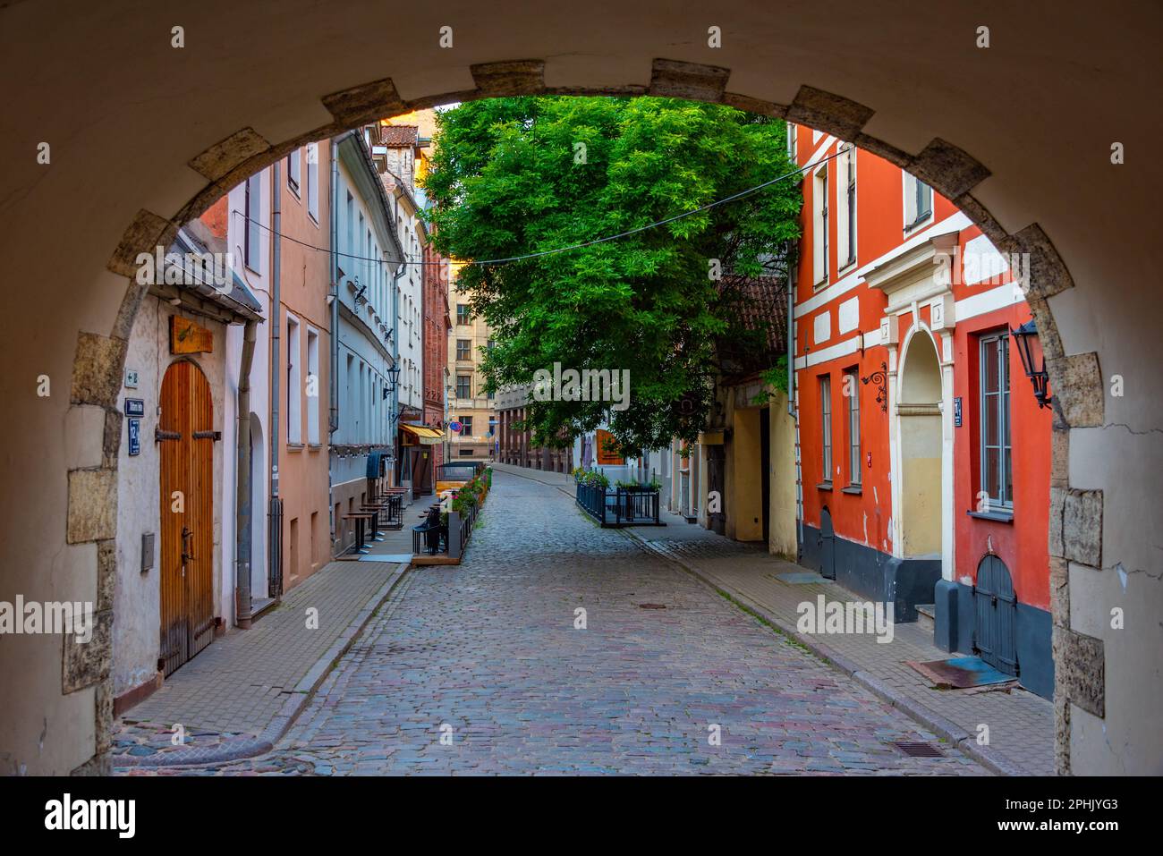 Sonnenaufgang des Arsenals in der Altstadt von riga, lettland. Stockfoto