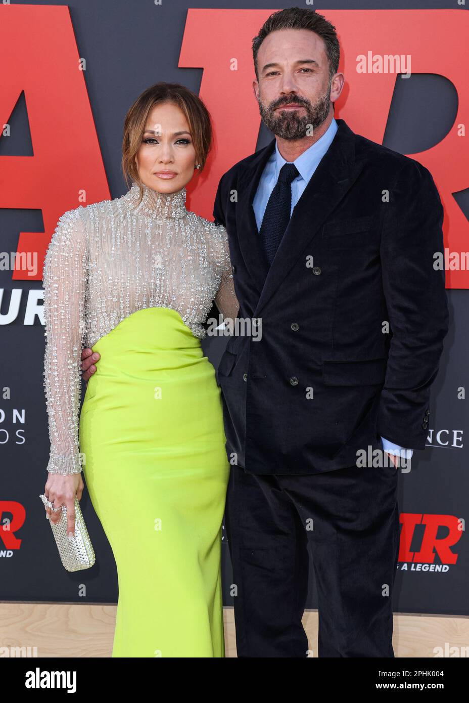 WESTWOOD, LOS ANGELES, KALIFORNIEN, USA - MÄRZ 27: Amerikanische Schauspielerin, Sängerin und Tänzerin Jennifer Lopez (J.Lo, Jennifer Lynn Lopez-Affleck) Mit Antonio-Grimaldi-Kleid und Shiphra-Schmuck und Ehemann/amerikanischer Schauspieler und Filmemacher Ben Affleck treffen Sie am 27. März 2023 im Regency Village Theatre in Westwood, Los Angeles, Kalifornien, USA, zur Weltpremiere der Amazon Studios und Skydance Media's „Air“ ein. (Foto von Xavier Collin/Image Press Agency) Stockfoto