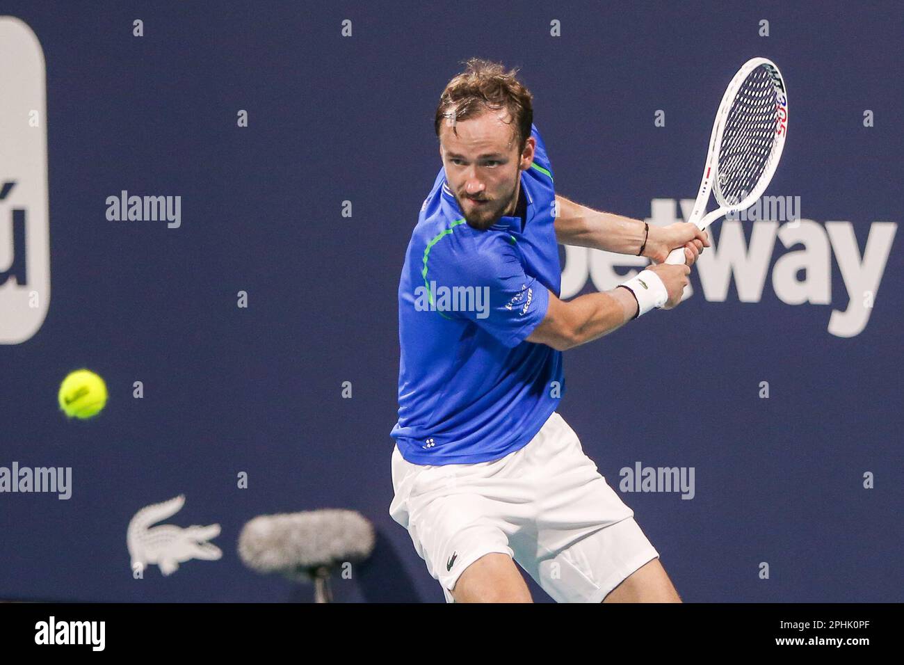 Miami Gardens, Florida, USA. 29. März 2023. Daniil Medvedev (RUS) gibt einen Schuss von Quentin Halys (FRA) in der 4. Runde der HerrenSingles am 9. Tag bei den Miami Open zurück, präsentiert von Itau im Hard Rock Stadium. (Kreditbild: © Debby Wong/ZUMA Press Wire) NUR REDAKTIONELLE VERWENDUNG! Nicht für den kommerziellen GEBRAUCH! Stockfoto