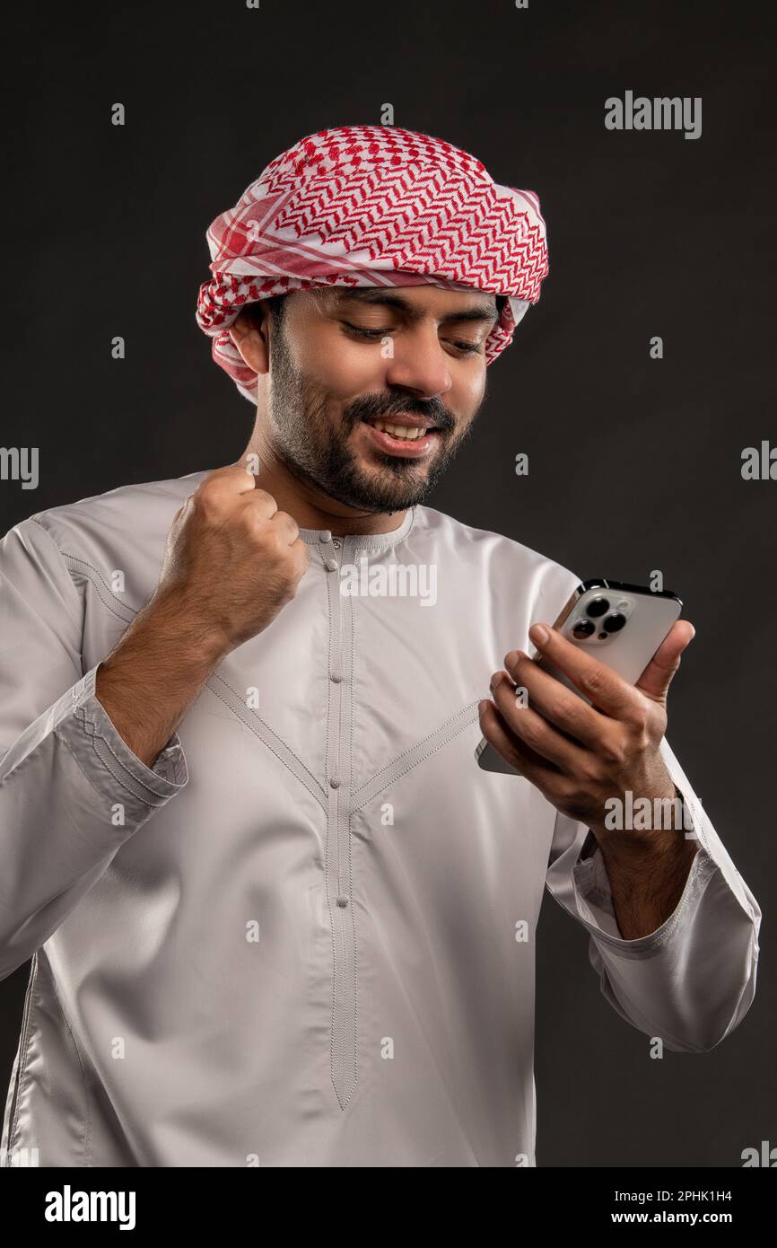 Vereinigte Arabische Emirate - 15. März 2023: Diversitätskonzept mit jungen Arabern auf isoliertem Hintergrund Stockfoto