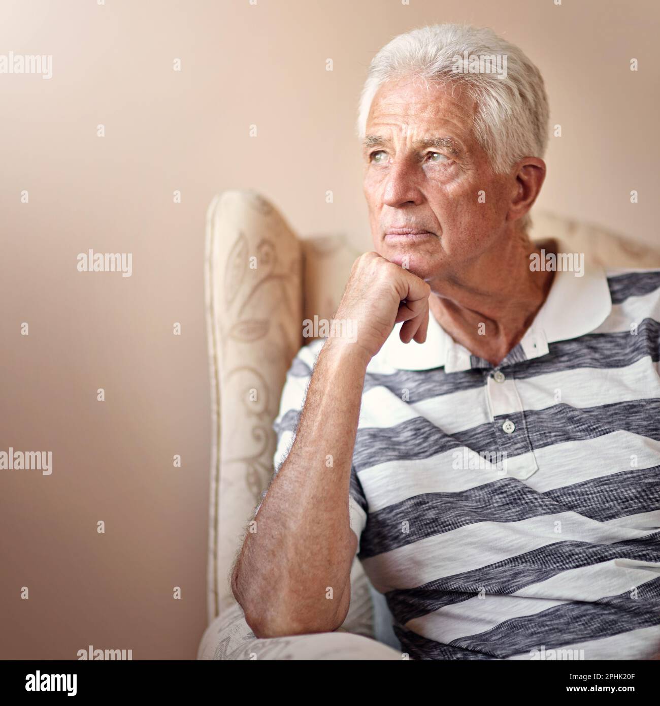 Der Verlust von Angehörigen ist Teil des Alters... eines Seniorenmannes, der aufmerksam aussieht. Stockfoto