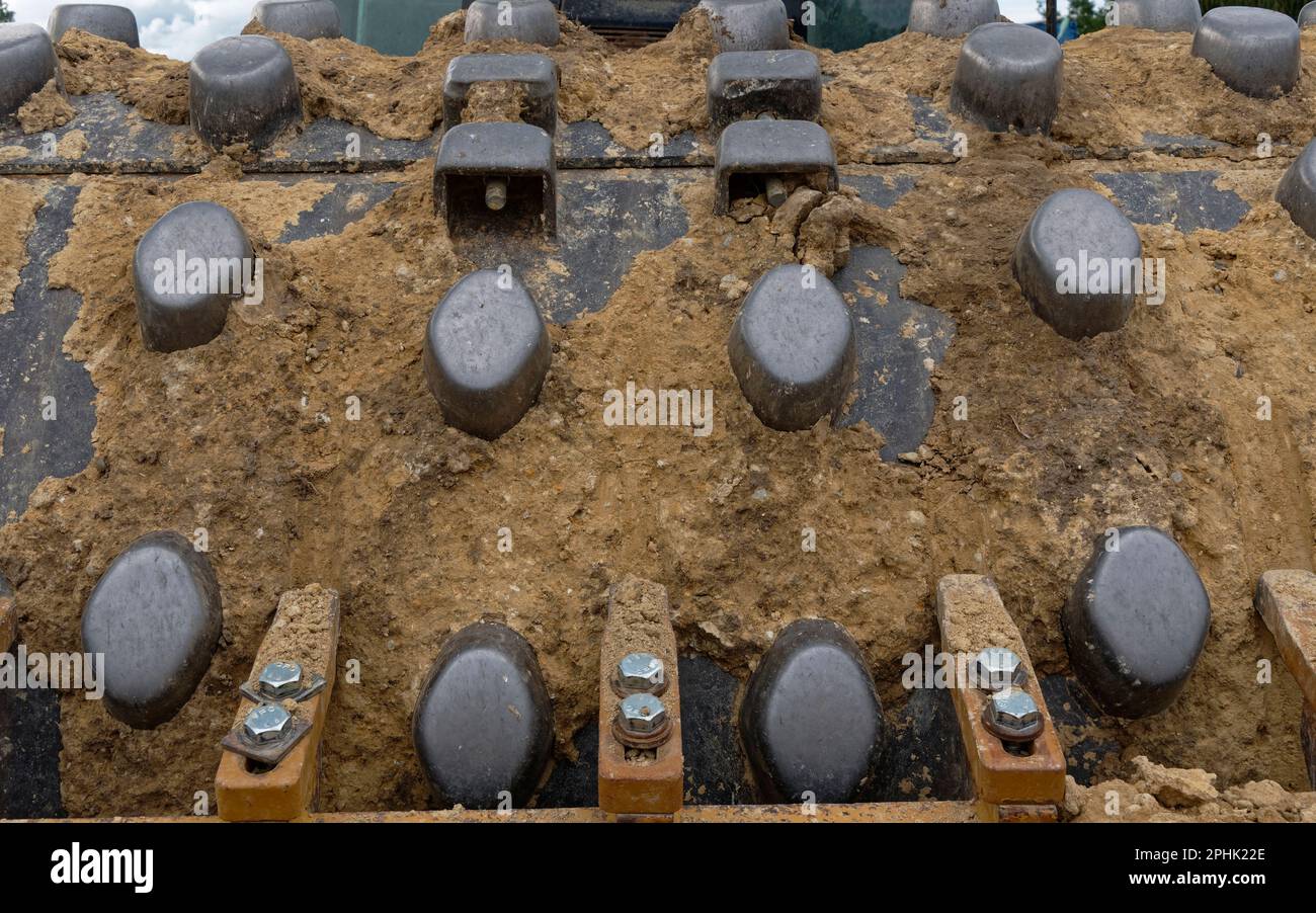 Die Fußrolle ist mit großen Metalllaschen bedeckt. Diese Rollen eignen sich am besten zum Verdichten von bindigen Böden. Stockfoto