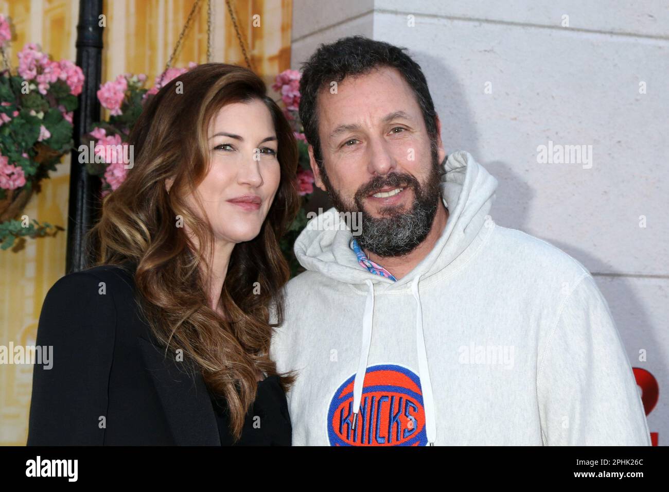 LOS ANGELES - 28. MÄRZ: Jackie Titone Sandler, Adam Sandler bei Murder Mystery 2 Premiere im Village Theater am 28. März 2023 in Westwood, Kalifornien Stockfoto