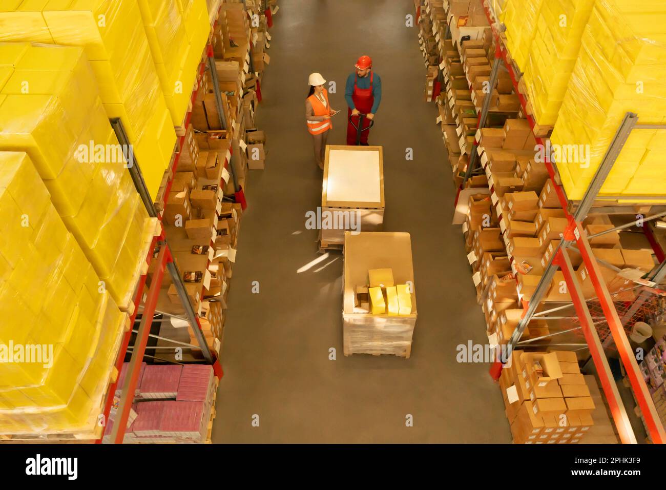 Manager und Mitarbeiter im Lager, über der Ansicht. Logistikzentrum Stockfoto