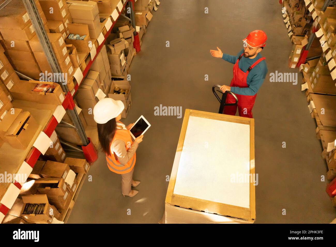 Manager und Mitarbeiter im Lager, über der Ansicht. Logistikzentrum Stockfoto
