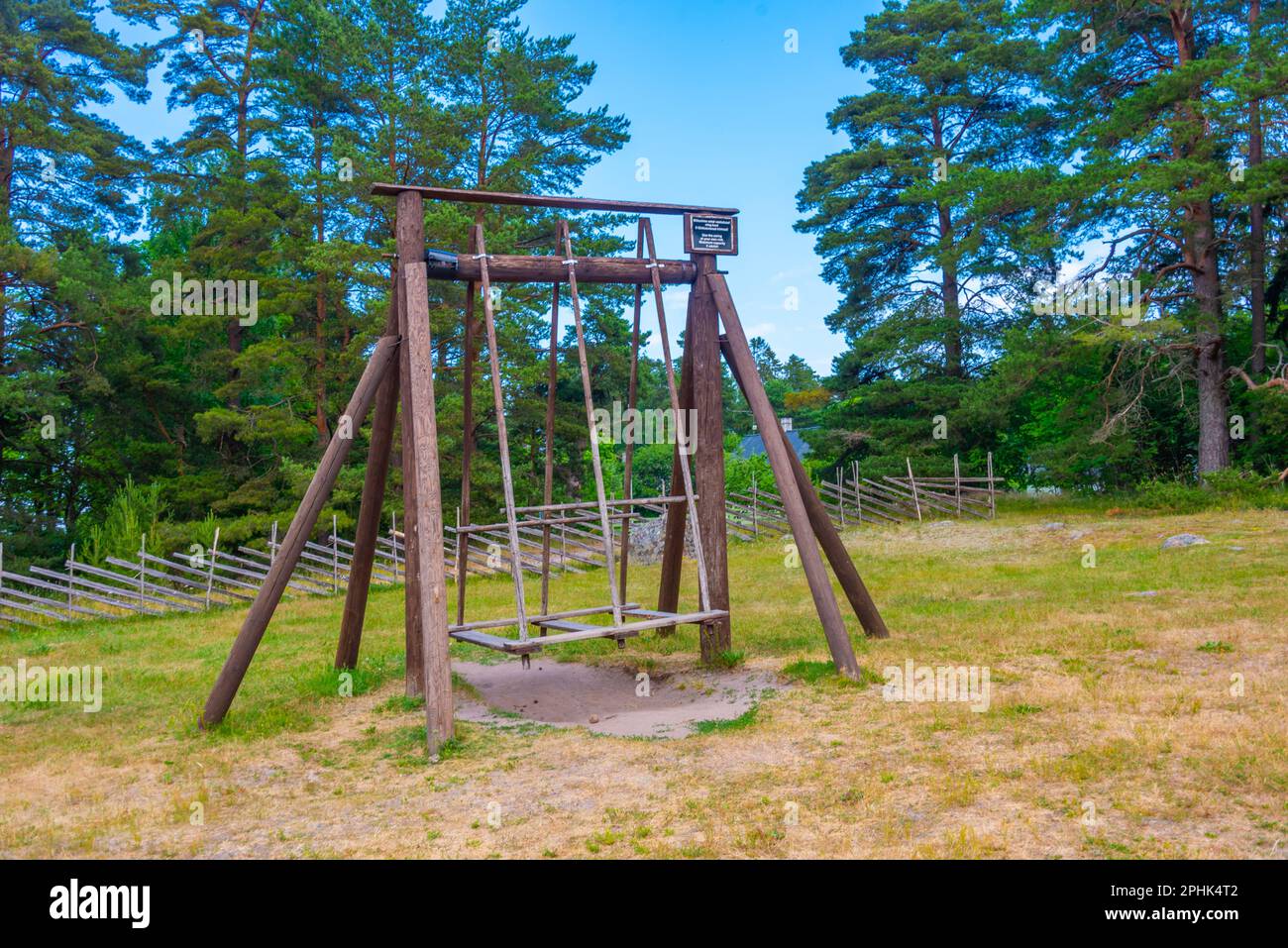 Holzschaukel im estnischen Dorf Altja. Stockfoto