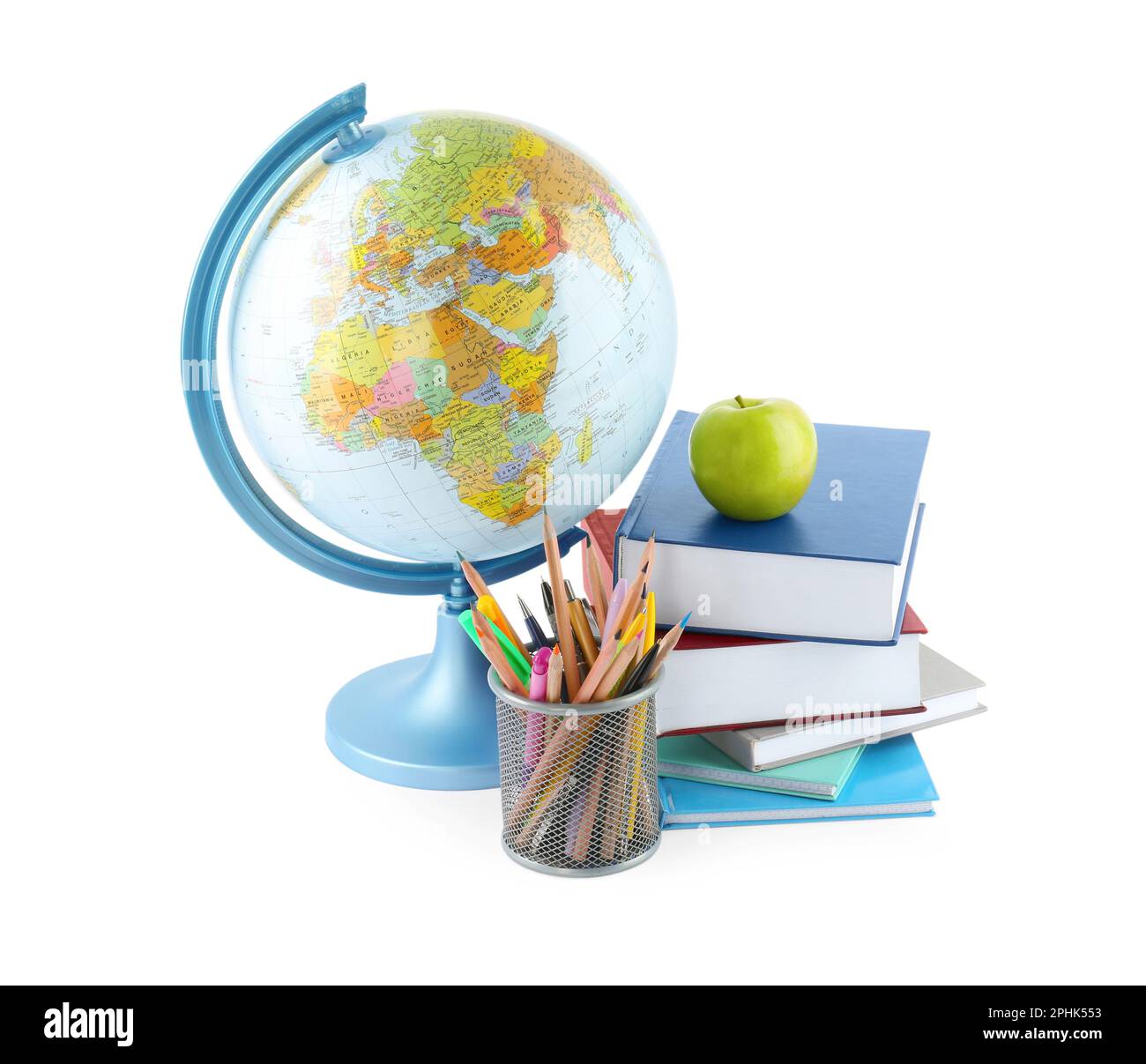 Plastikmodell der Erdkugel, bunte Bleistifte, Apfel und Bücher auf weißem Hintergrund. Geografie-Lektion Stockfoto