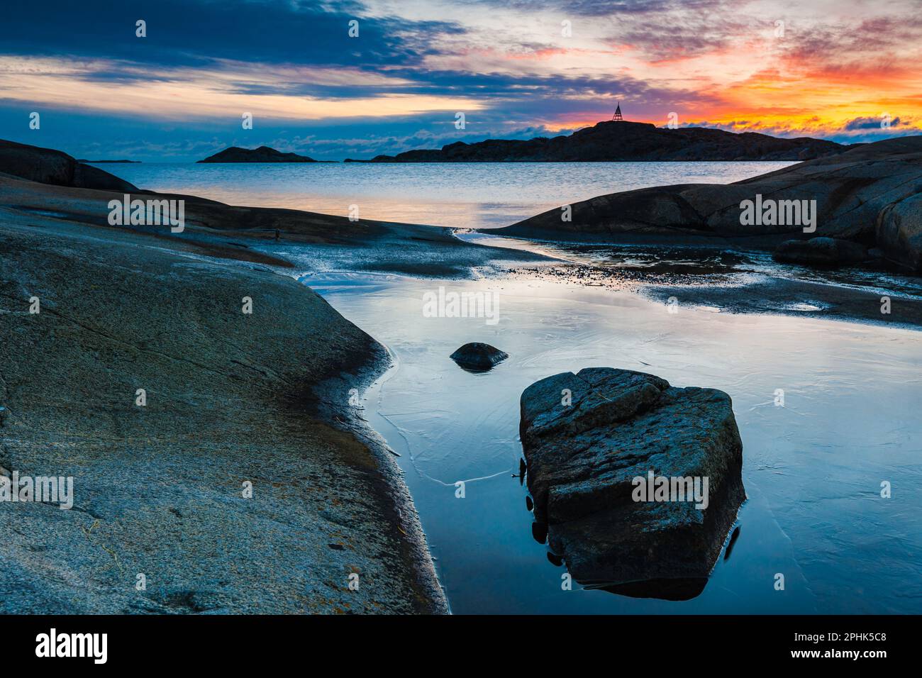 Eine wunderschöne Meereslandschaft bei Sonnenuntergang an der schwedischen Küste, die sich vom Wasser und der felsigen Küste reflektiert. Schönheit der Natur in perfekter Ruhe. Stockfoto