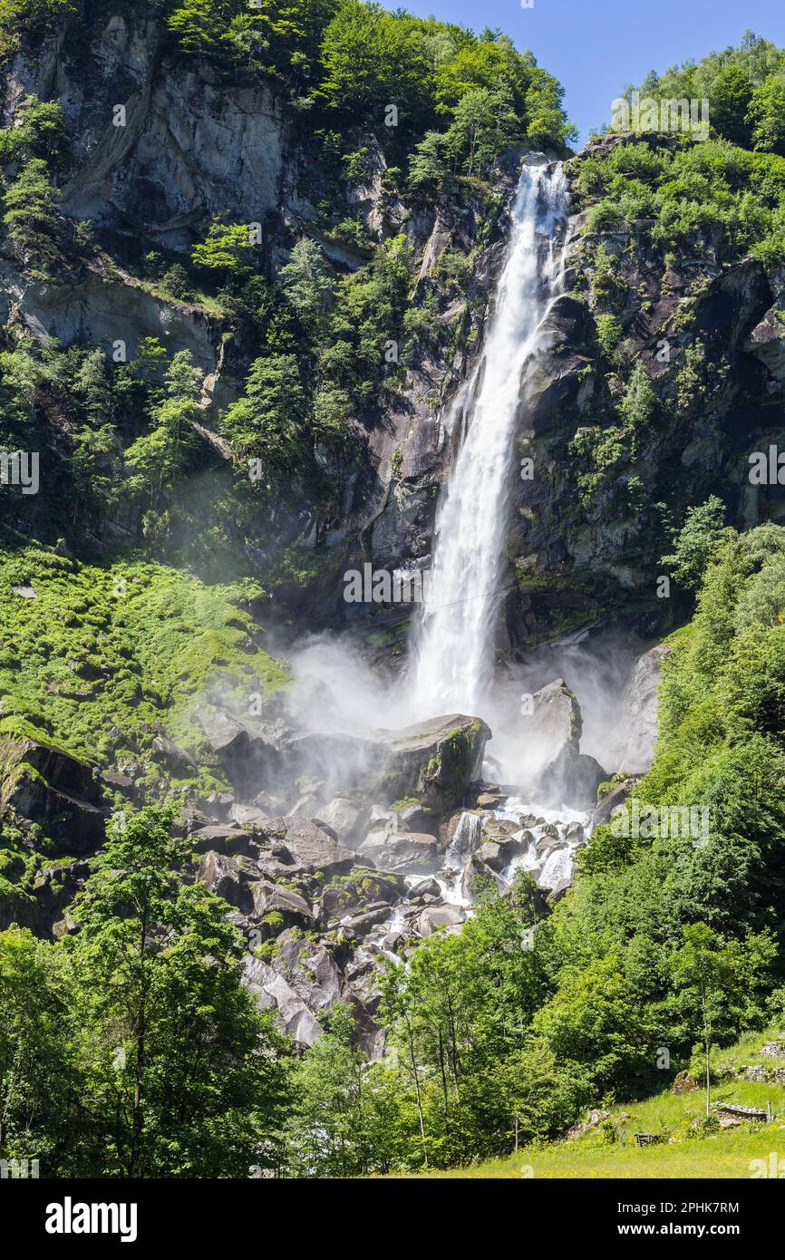 Der berühmte Wasserfall über dem schönen Schweizer Dorf Foroglio in den Schweizer Alpen im Kanton Tessin, Bavona-Tal, Schweiz, Europa Stockfoto