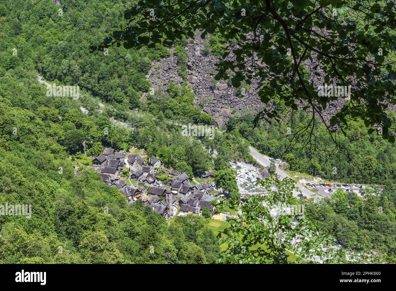 Das Bergdorf Foroglio, von einem hohen Berg aus gesehen wie ein Nest, umgeben von üppigem Grün des Maggia-Tals, des Kantons Tessin, von Swizterland Stockfoto