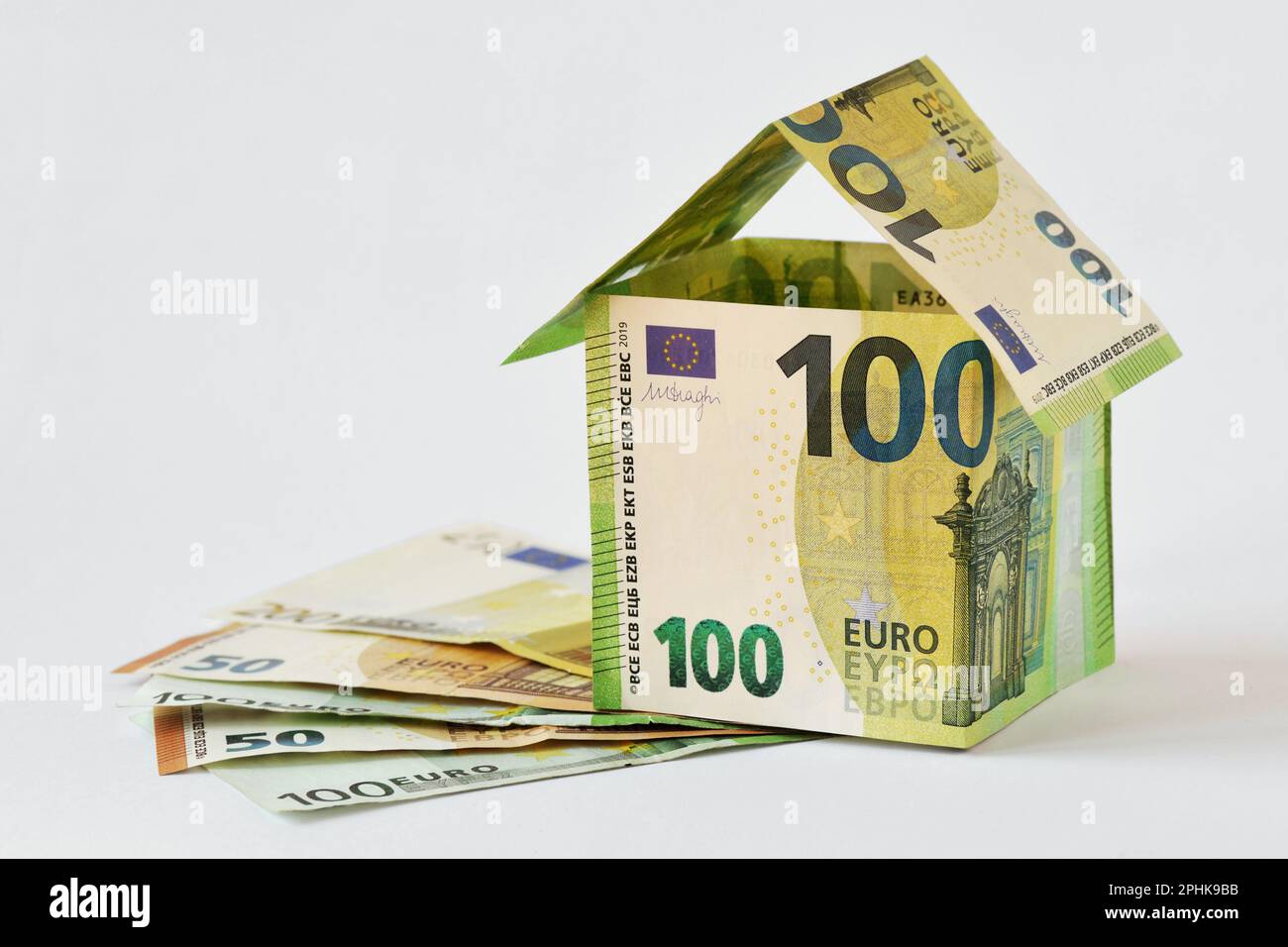 Haus aus Euro-Banknoten auf weißem Hintergrund - Konzept von Baubonus, Immobilieninvestitionen, Hypotheken und Hausversicherung Stockfoto