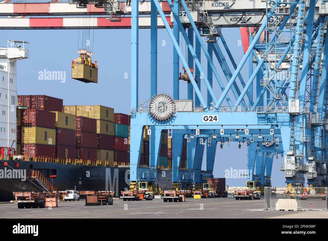 Schiffshafen Haifa, Israel - 25. Oktober 2021: Kranbetrieb und Fahrzeugbetrieb im Schiffshafen. Stockfoto