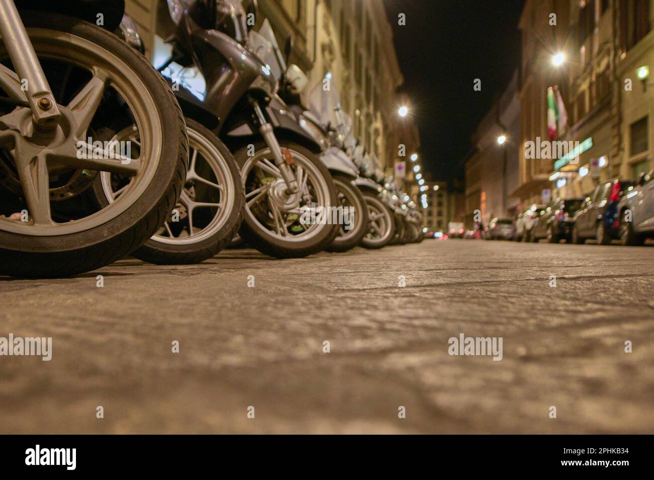 Motorräder in den Straßen von Florenz bei Nacht Stockfoto