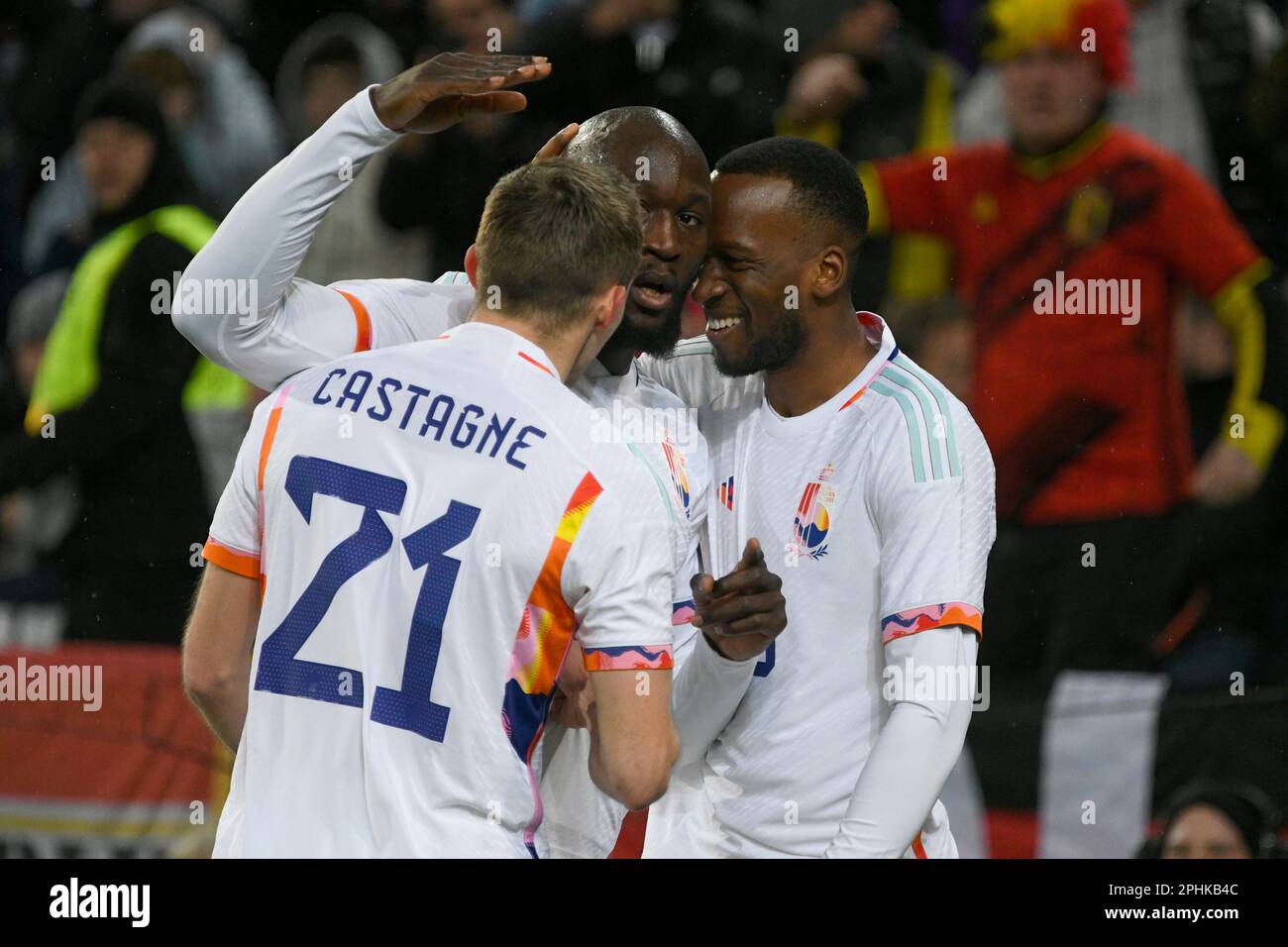 RheinEnergie Stadion Köln, Deutschland 28,3.2023, Fußball: Internationales Freundschaftsspiel, Deutschland (GER) (schwarz) vs. Belgien (BEL) (weiß) - Romelu Lukaku (BEL) feiert sein Tor mit Timothy Castagne (BEL), Left und Dodi Lukebakio (BEL) Stockfoto